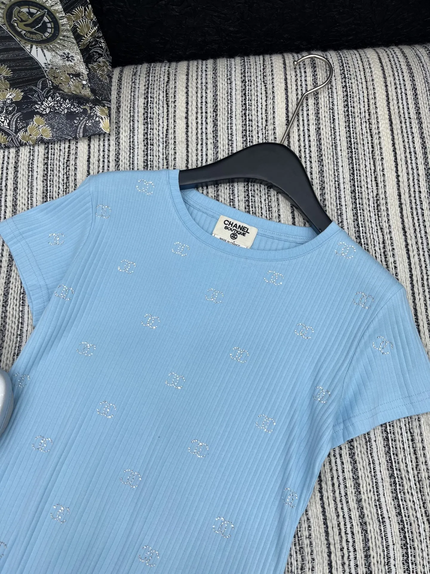 CHANELブルー手工烫钻订珠半袖Tシャツ - 画像 (3)