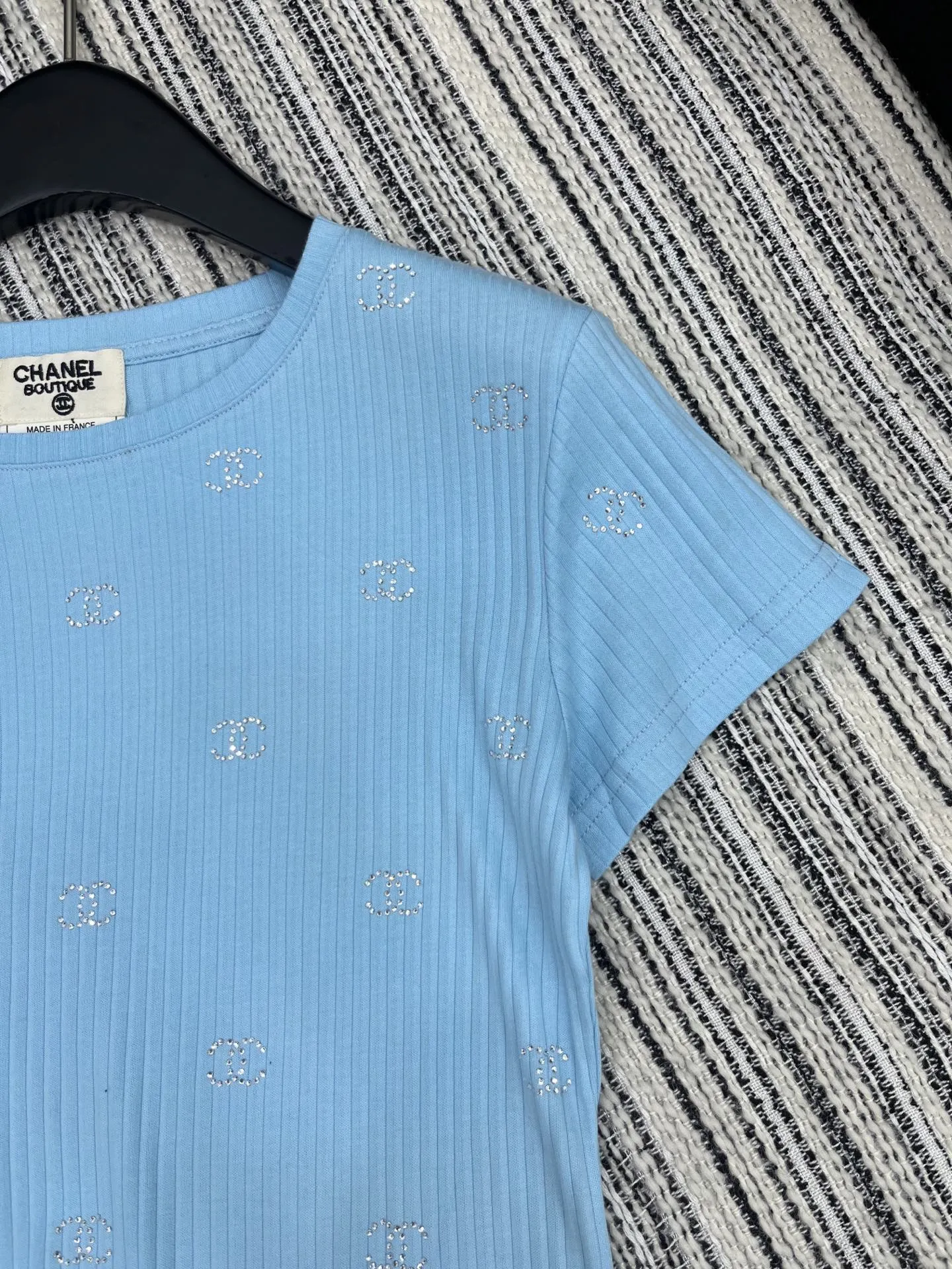CHANELブルー手工烫钻订珠半袖Tシャツ - 画像 (4)