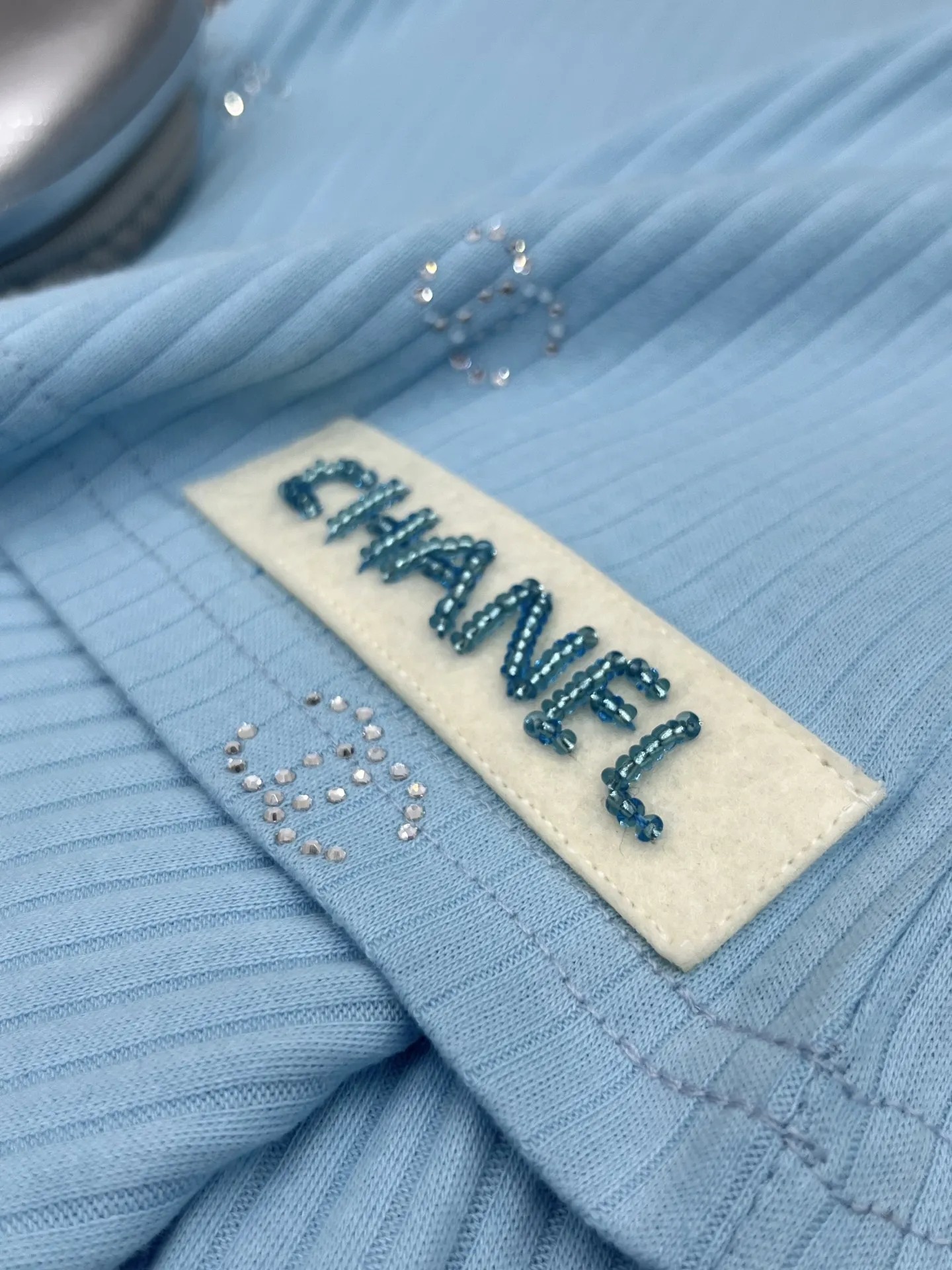 CHANELブルー手工烫钻订珠半袖Tシャツ - 画像 (6)