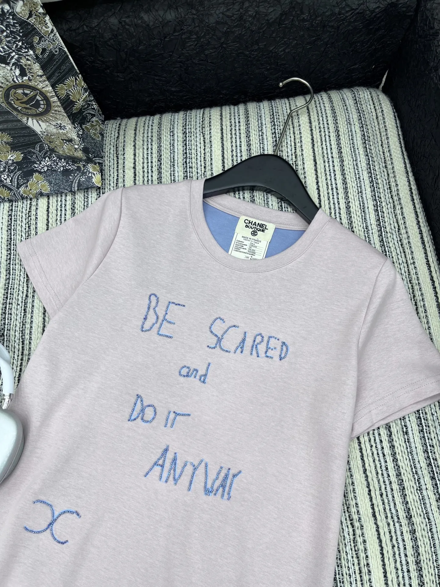 Chan* 25中古シリーズ手工订珠半袖Tシャツ グレー - 画像 (3)