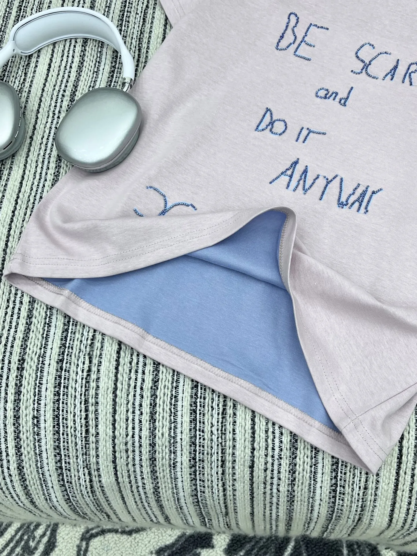 Chan* 25中古シリーズ手工订珠半袖Tシャツ グレー - 画像 (5)