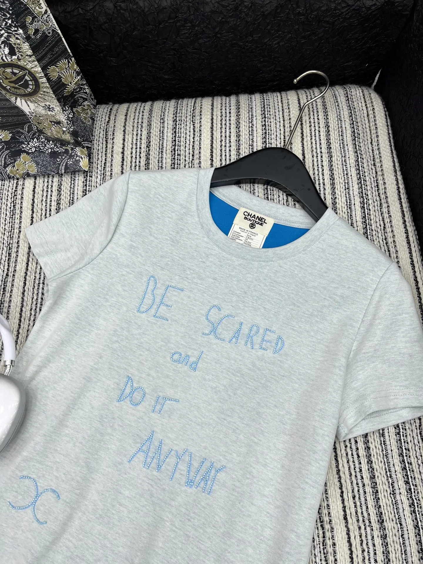 Chan* 25中古シリーズ手工订珠半袖Tシャツ グレー - 画像 (3)