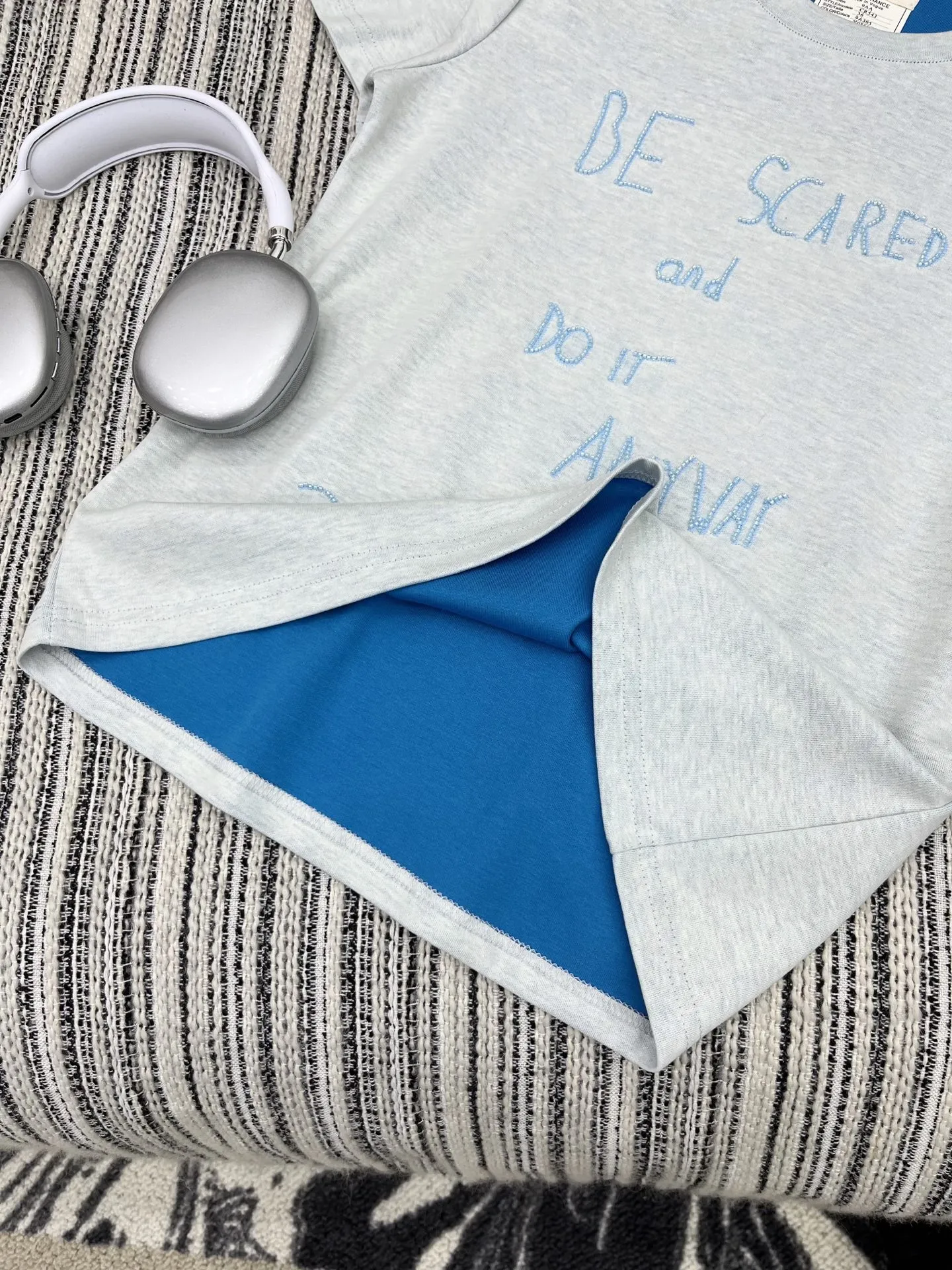 Chan* 25中古シリーズ手工订珠半袖Tシャツ グレー - 画像 (5)