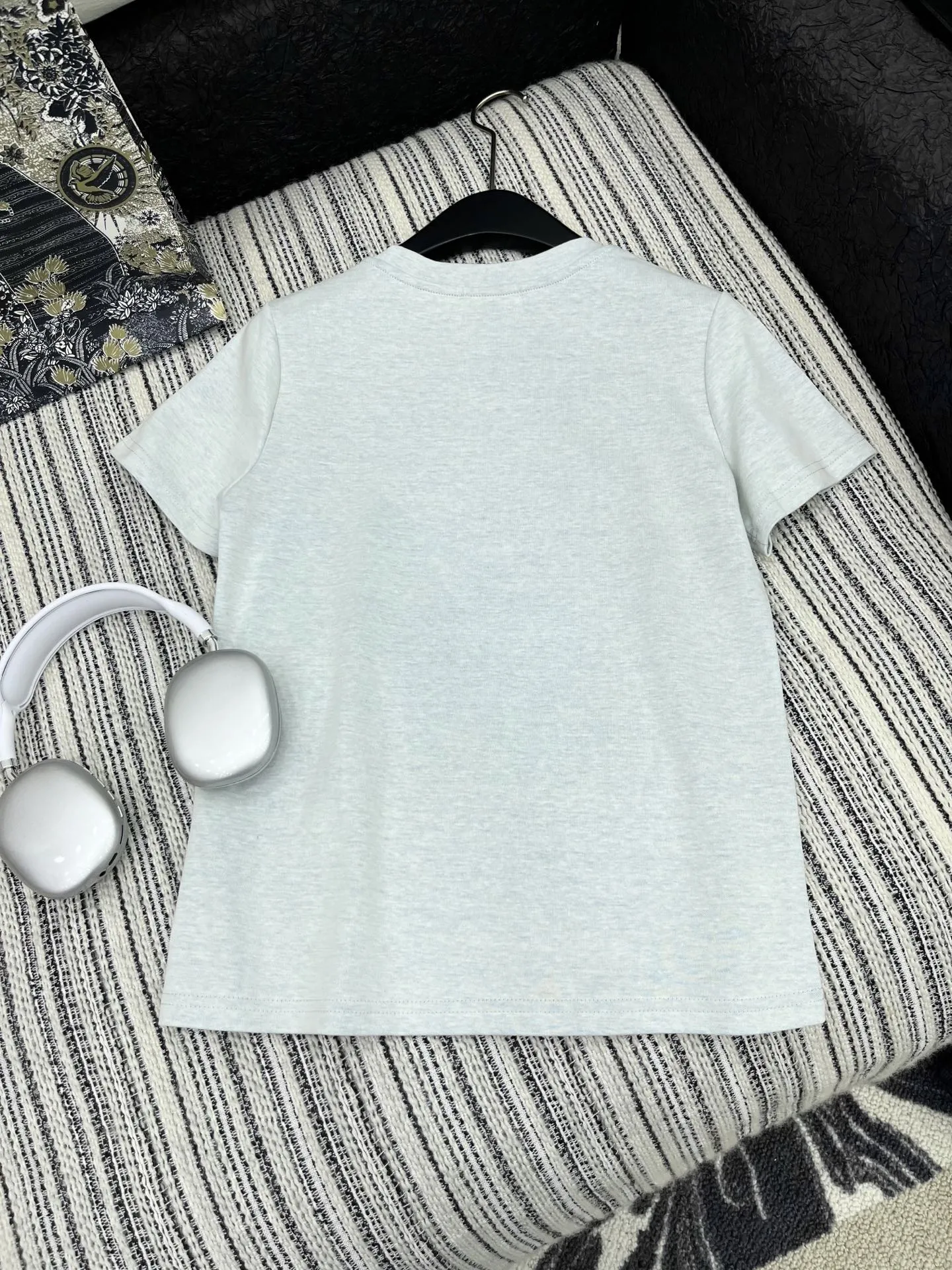 Chan* 25中古シリーズ手工订珠半袖Tシャツ グレー - 画像 (6)