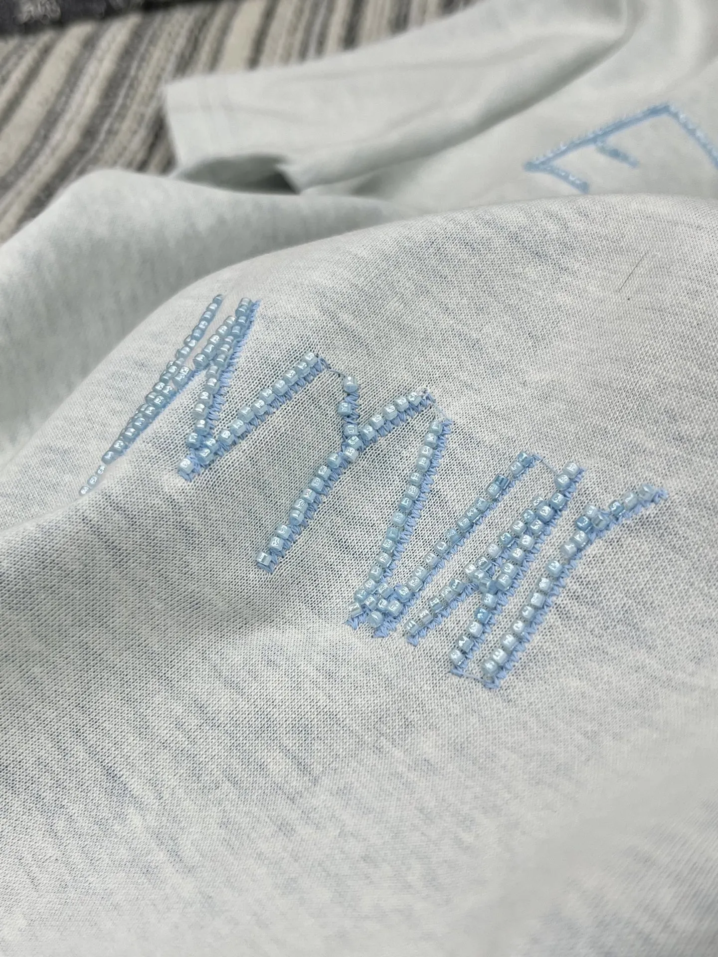 Chan* 25中古シリーズ手工订珠半袖Tシャツ グレー - 画像 (8)
