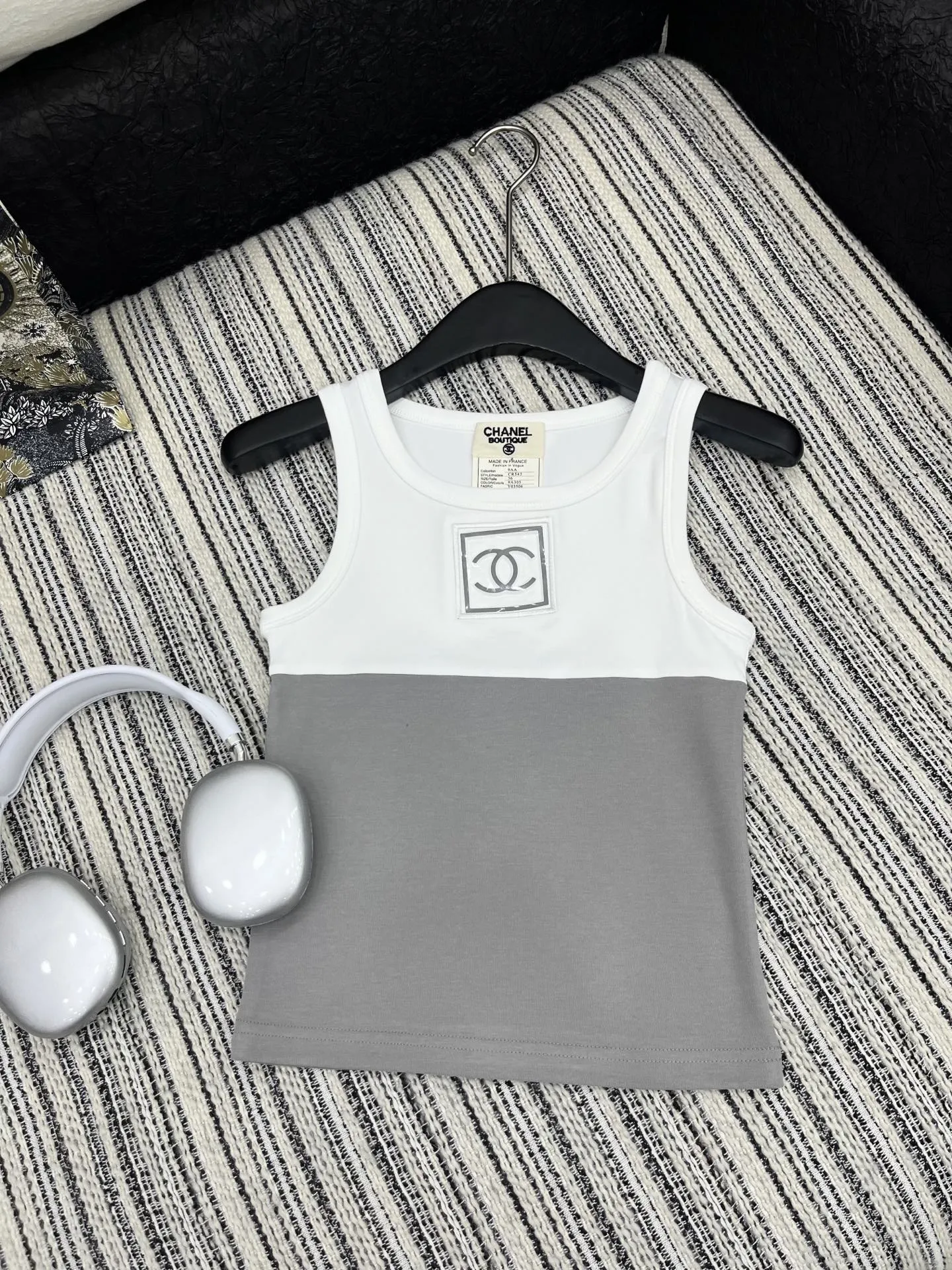 Chanel 白黒刺繍ベスト2025新作