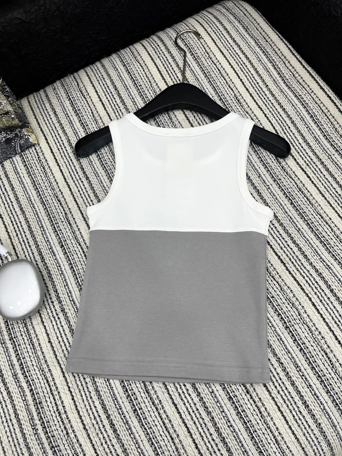 Chanel 白黒刺繍ベスト2025新作 - 画像 (6)