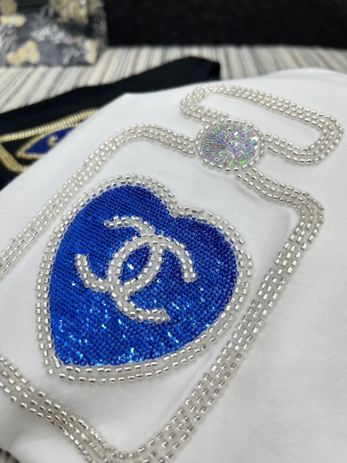 Chanel新作黒色香水瓶手工半袖Tシャツ - 画像 (8)