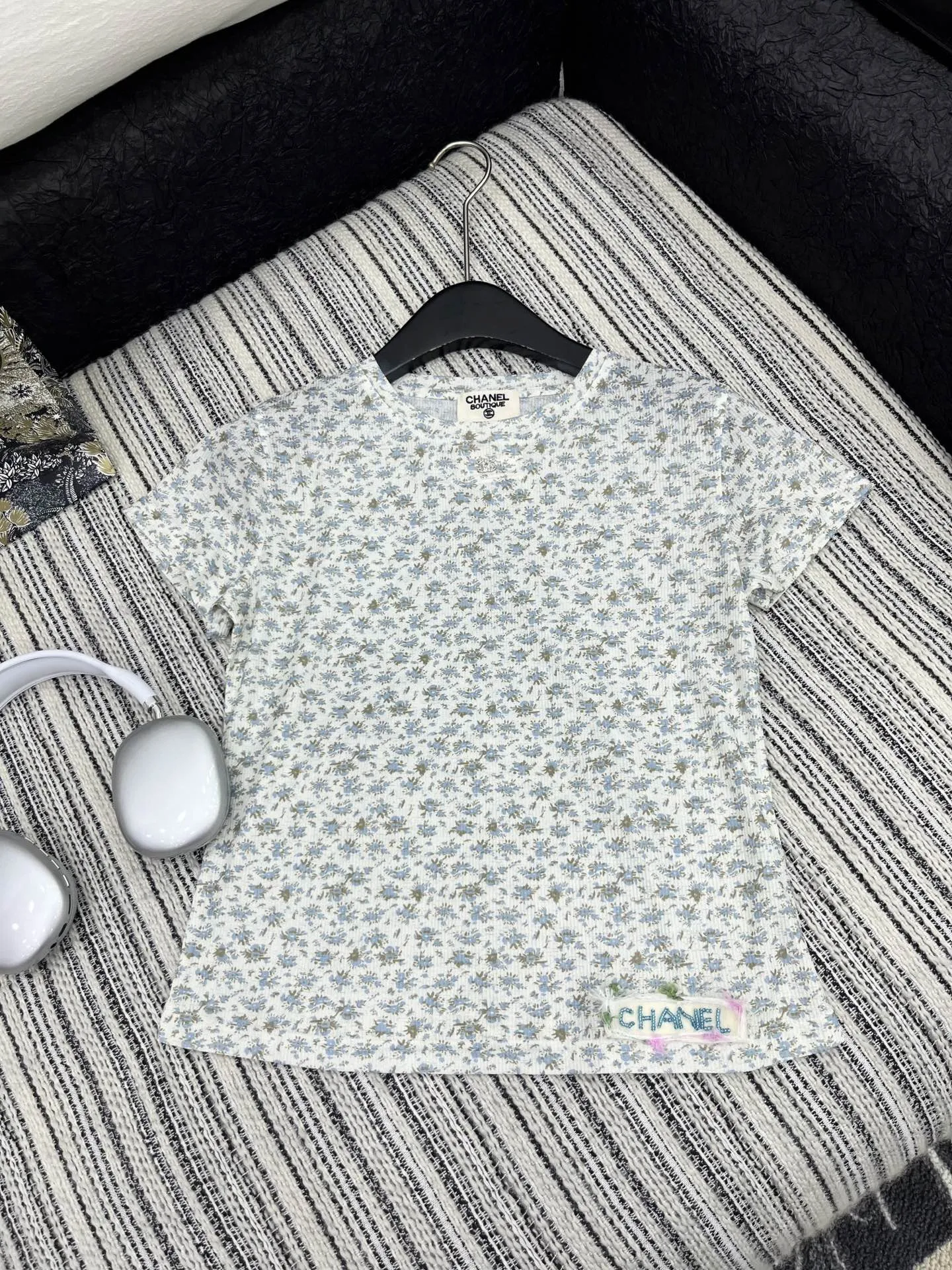 CHANEL新作黒プリント半袖Tシャツ