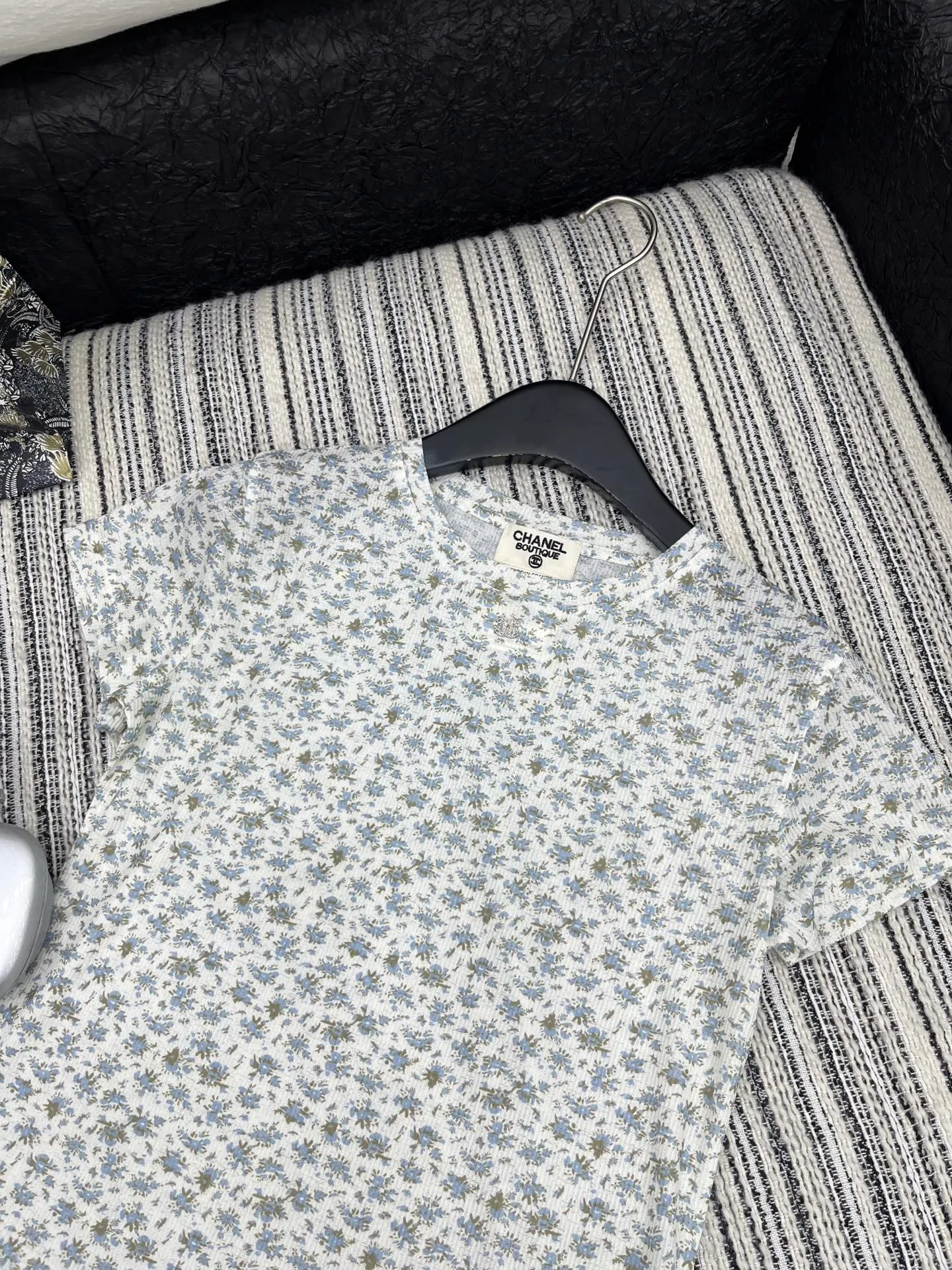 CHANEL新作黒プリント半袖Tシャツ - 画像 (3)