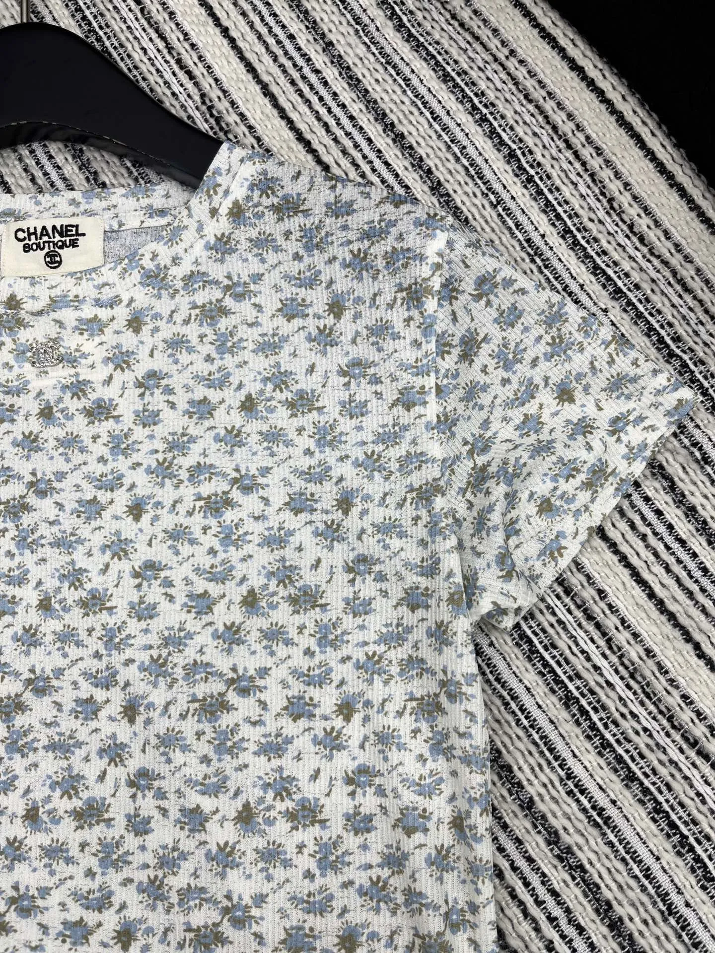 CHANEL新作黒プリント半袖Tシャツ - 画像 (4)