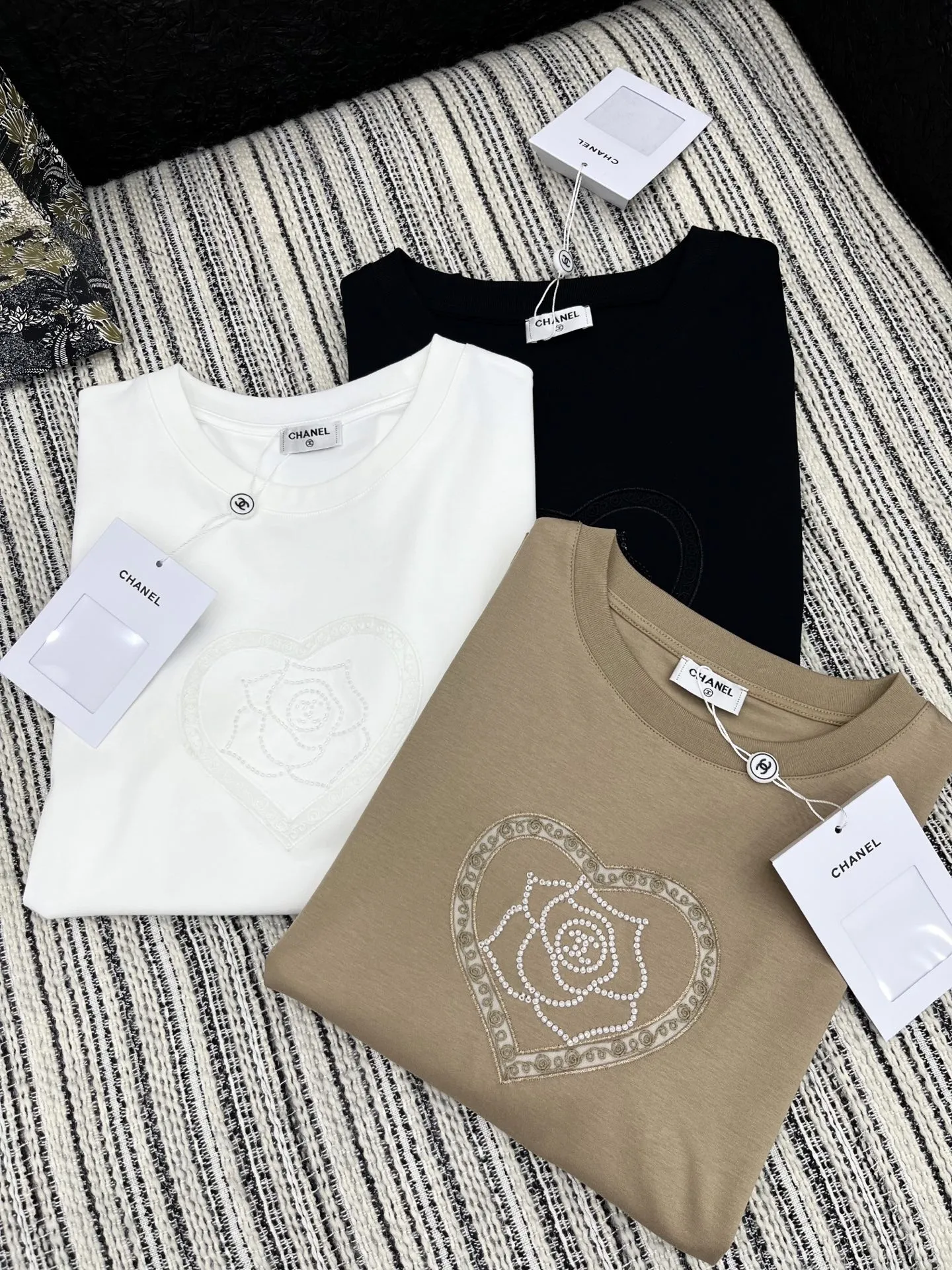 Chanel 2025新作黒プリント半袖Tシャツ - 画像 (6)