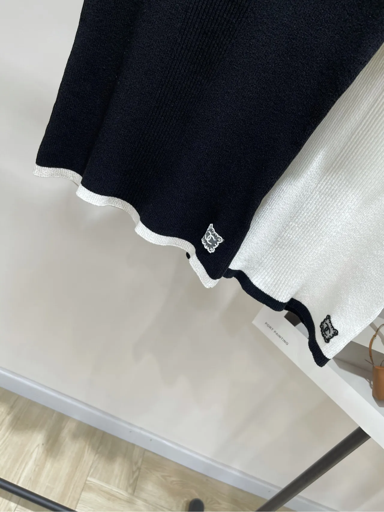 CHANEL新作黒白レースブレスレットTシャツ - 画像 (4)