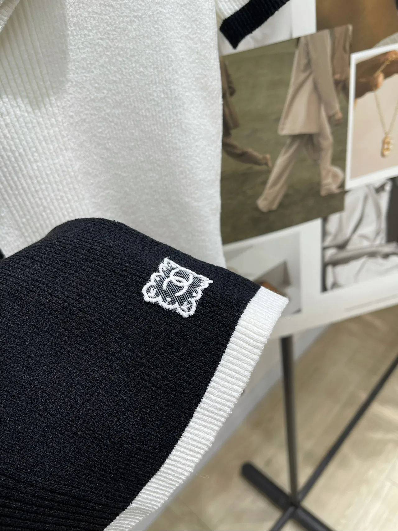 CHANEL新作黒白レースブレスレットTシャツ - 画像 (5)