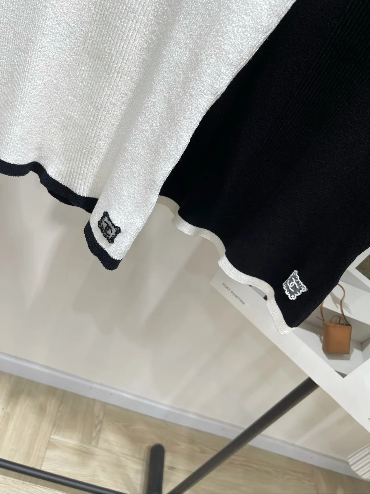 CHANEL新作黒白レースブレスレットTシャツ - 画像 (8)