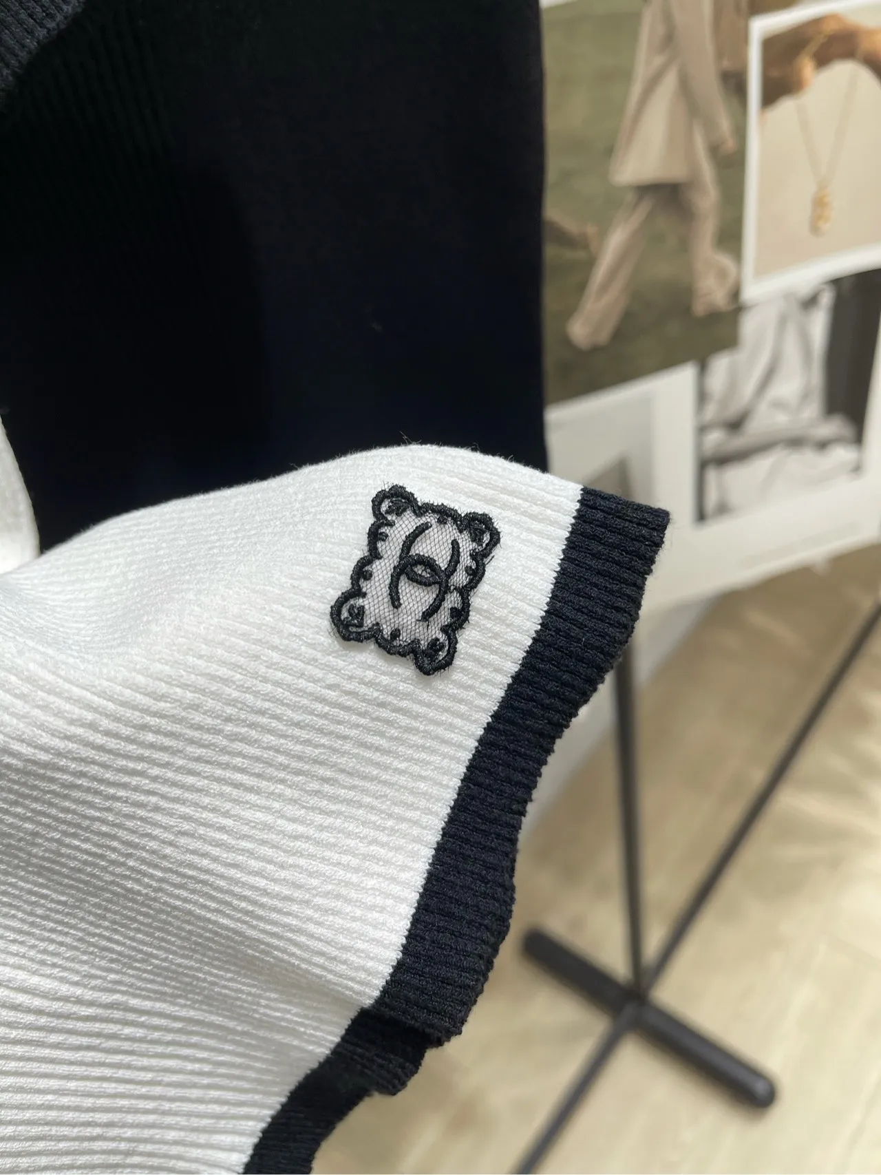 CHANEL新作黒白レースブレスレットTシャツ - 画像 (9)