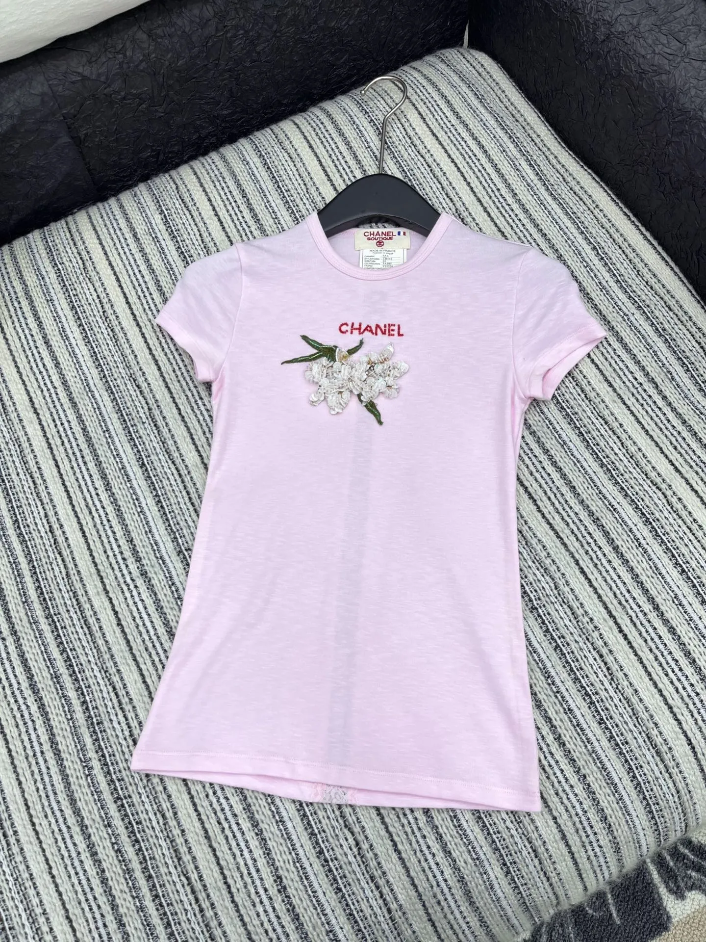 CHANEL新作ブルー半袖Tシャツ刺繍デザイン - 画像 (3)