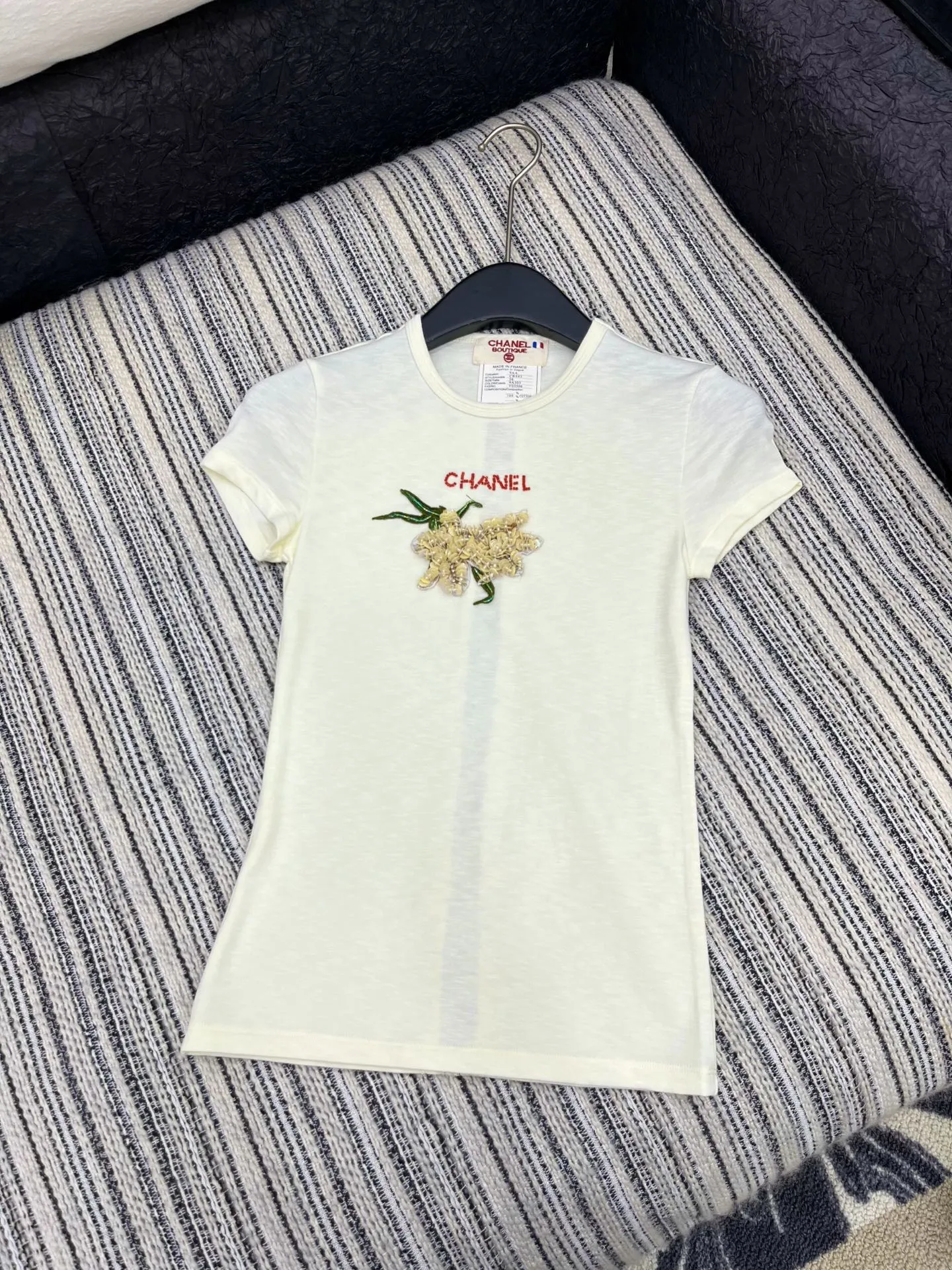 CHANEL新作ブルー半袖Tシャツ刺繍デザイン - 画像 (4)