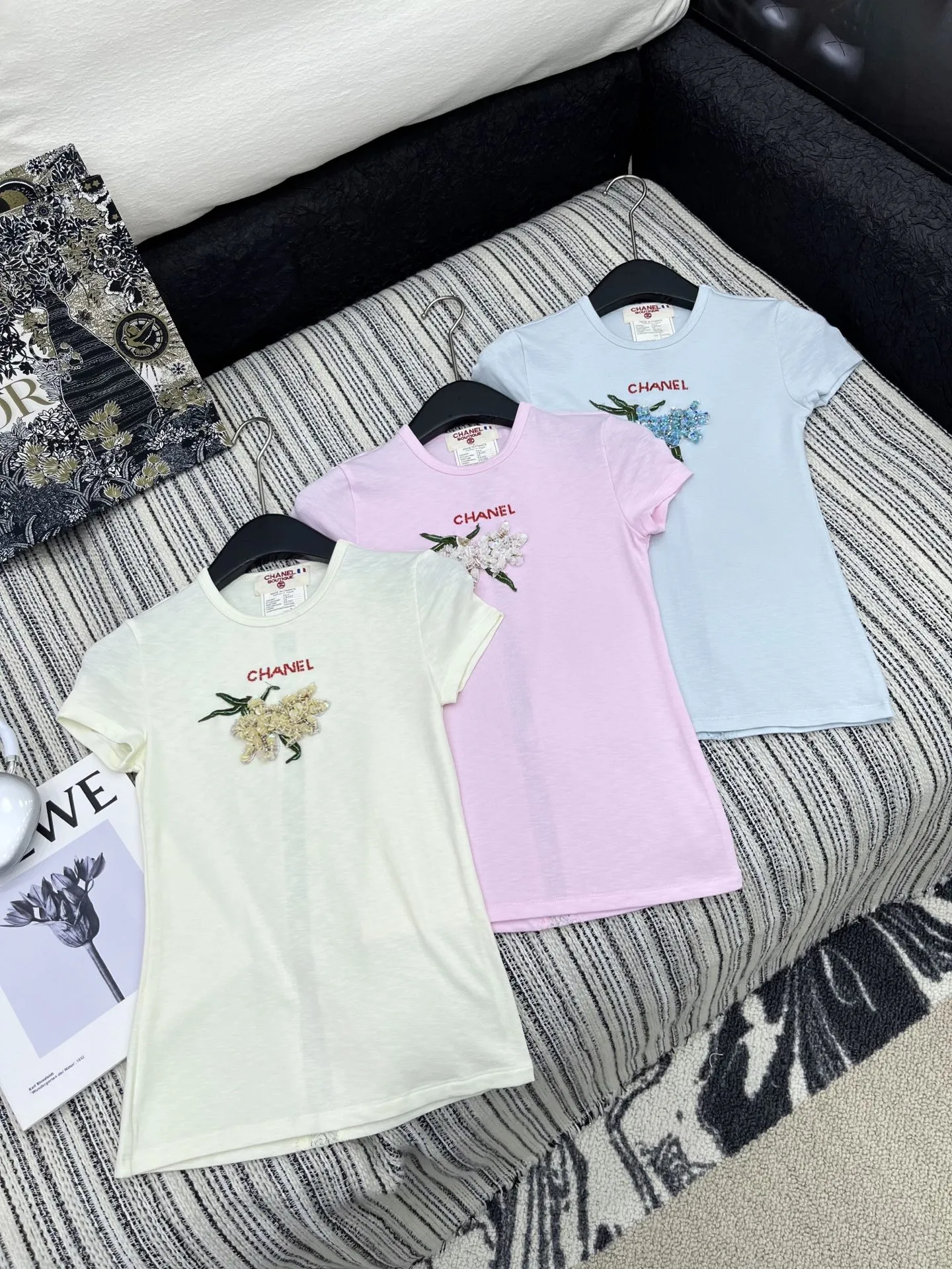 CHANEL新作ブルー半袖Tシャツ刺繍デザイン - 画像 (5)
