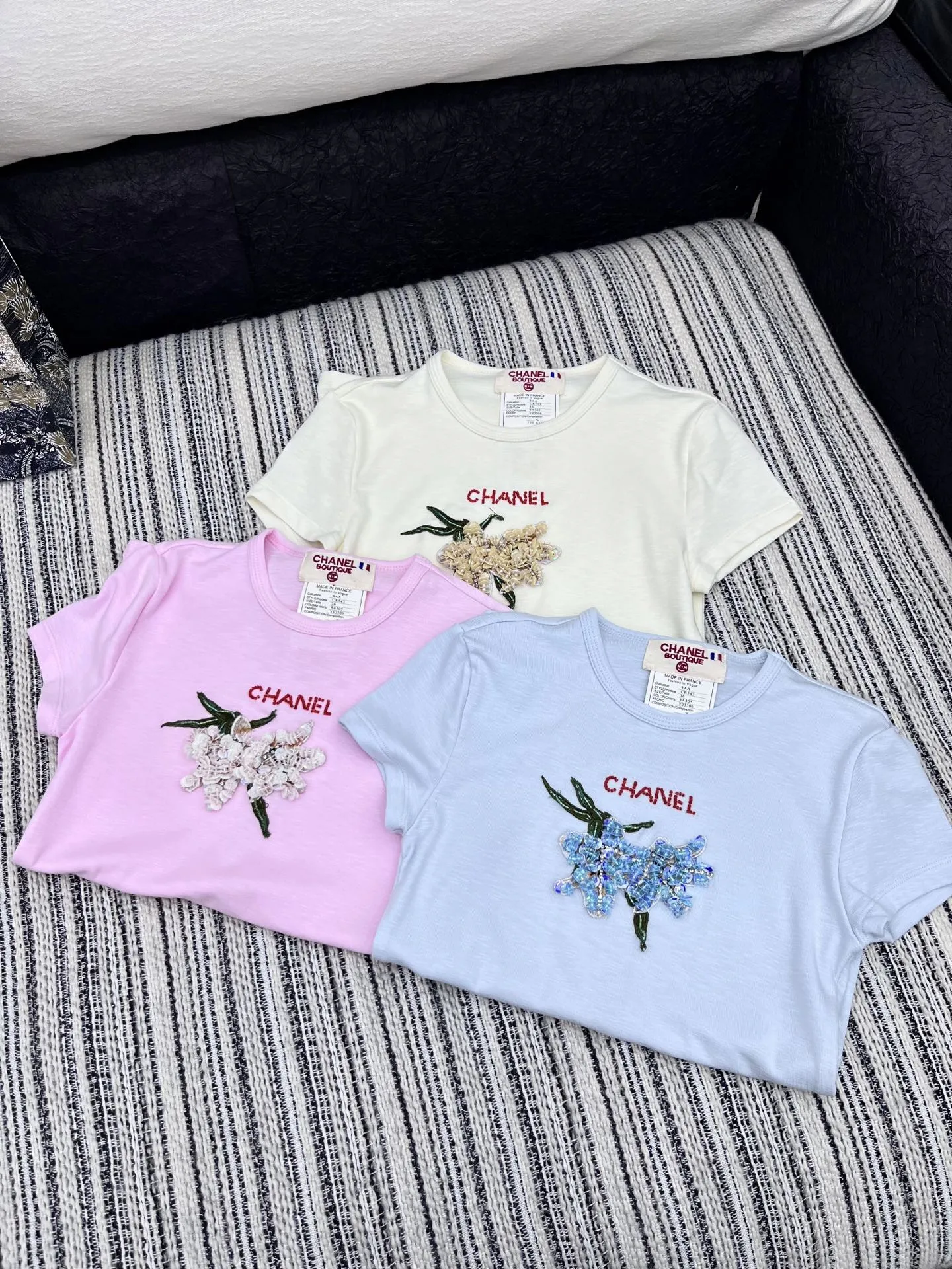 CHANEL新作ブルー半袖Tシャツ刺繍デザイン - 画像 (7)