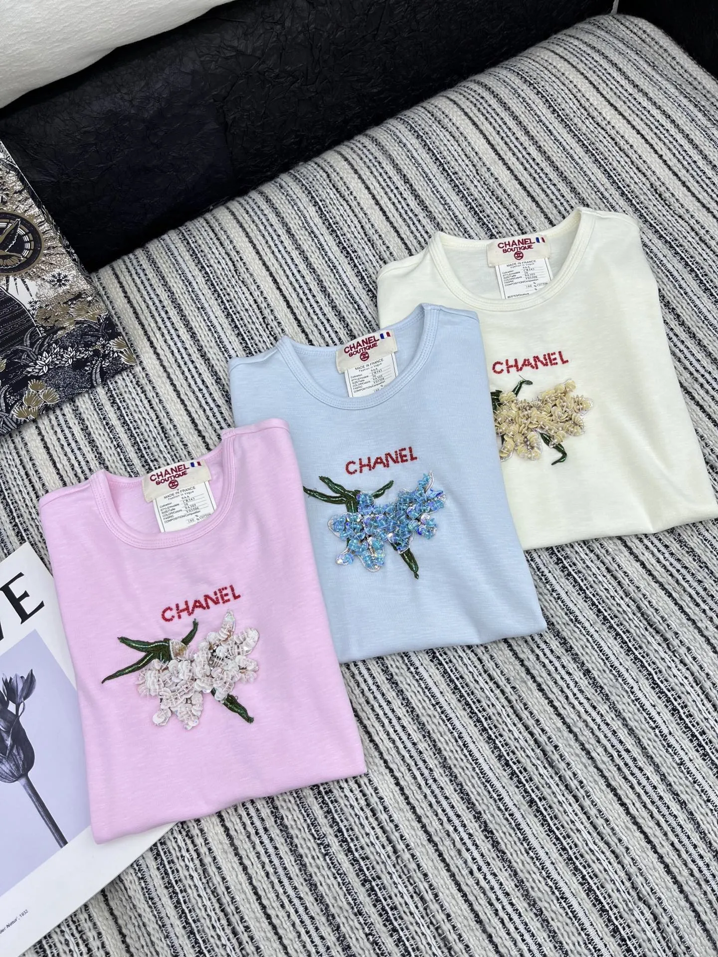 CHANEL新作ブルー半袖Tシャツ刺繍デザイン - 画像 (8)