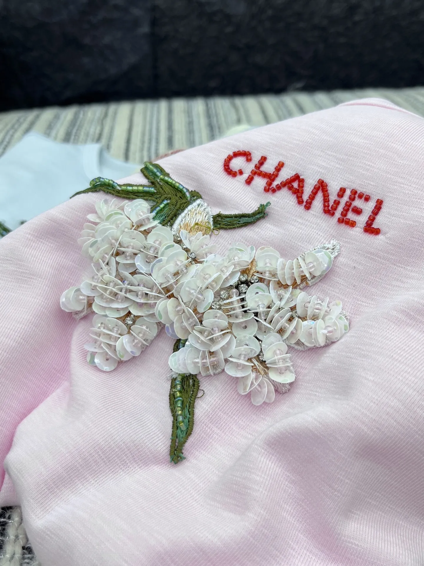 CHANEL新作ブルー半袖Tシャツ刺繍デザイン - 画像 (9)
