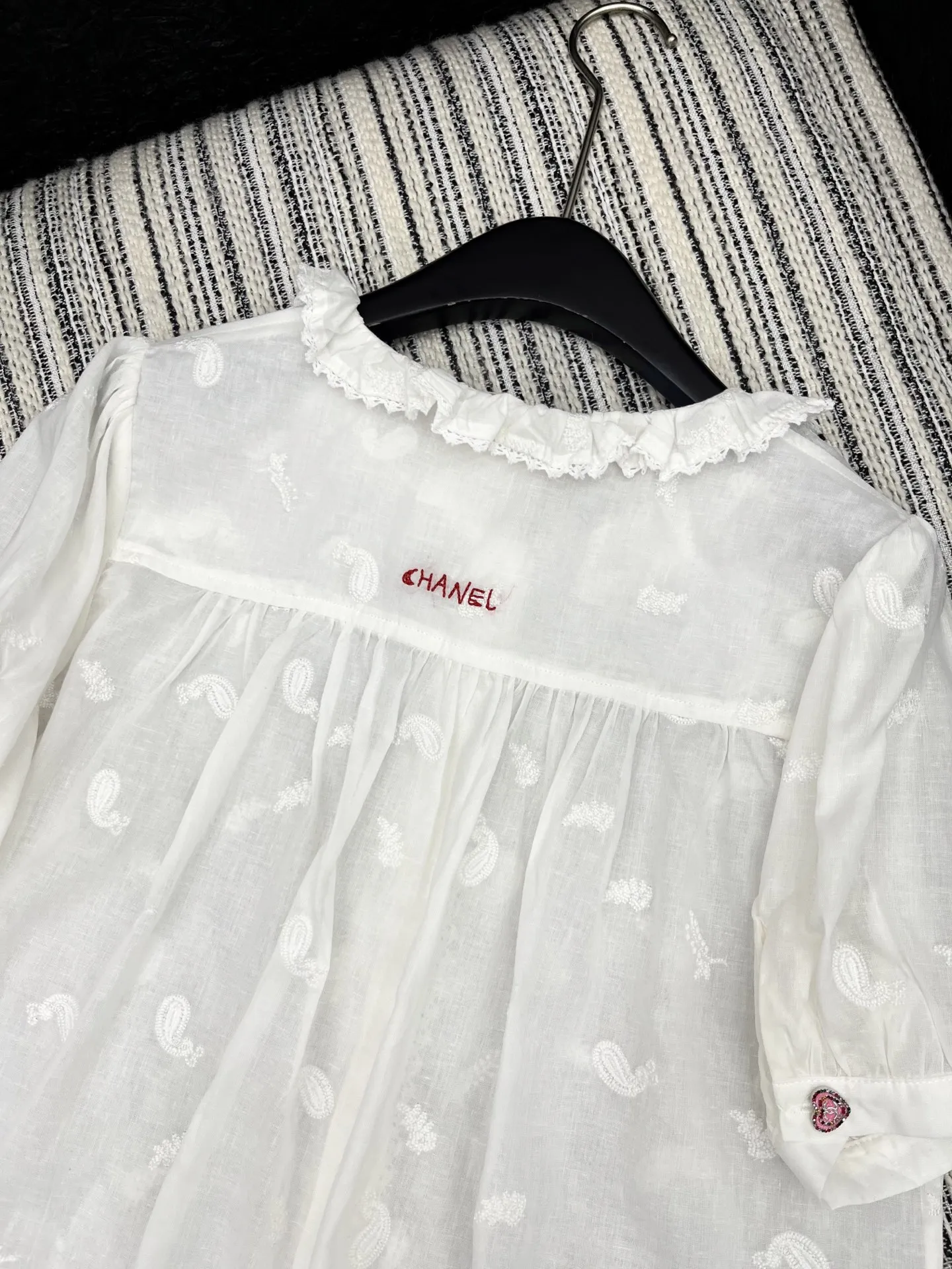 CHANEL新作白いフリル半袖Tシャツ - 画像 (7)