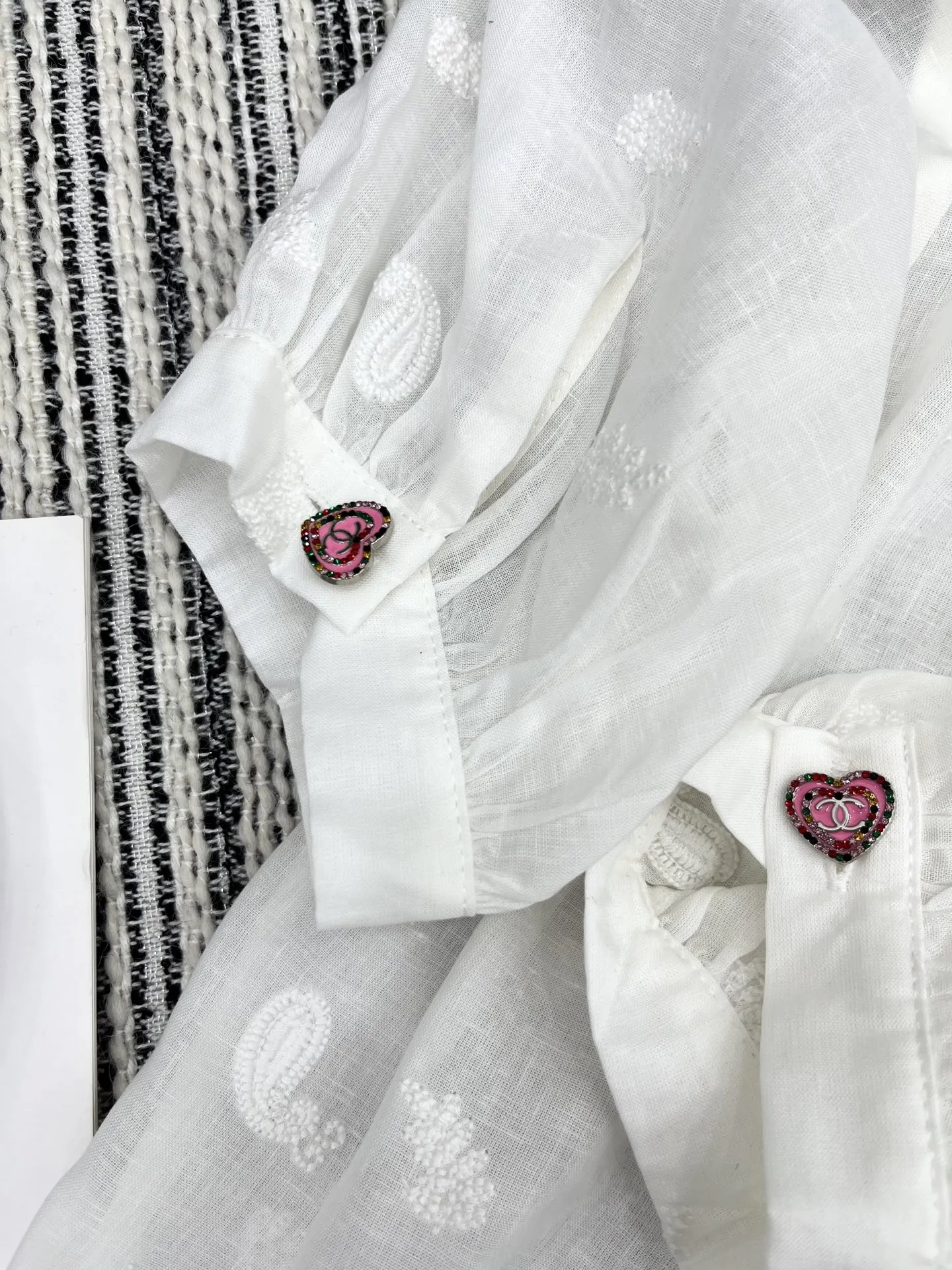 CHANEL新作白いフリル半袖Tシャツ - 画像 (8)