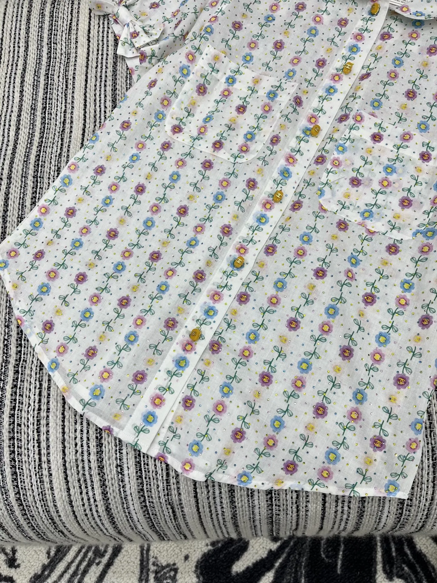 Chan* 25中古シリーズ白い花柄プリント半袖シャツ - 画像 (5)