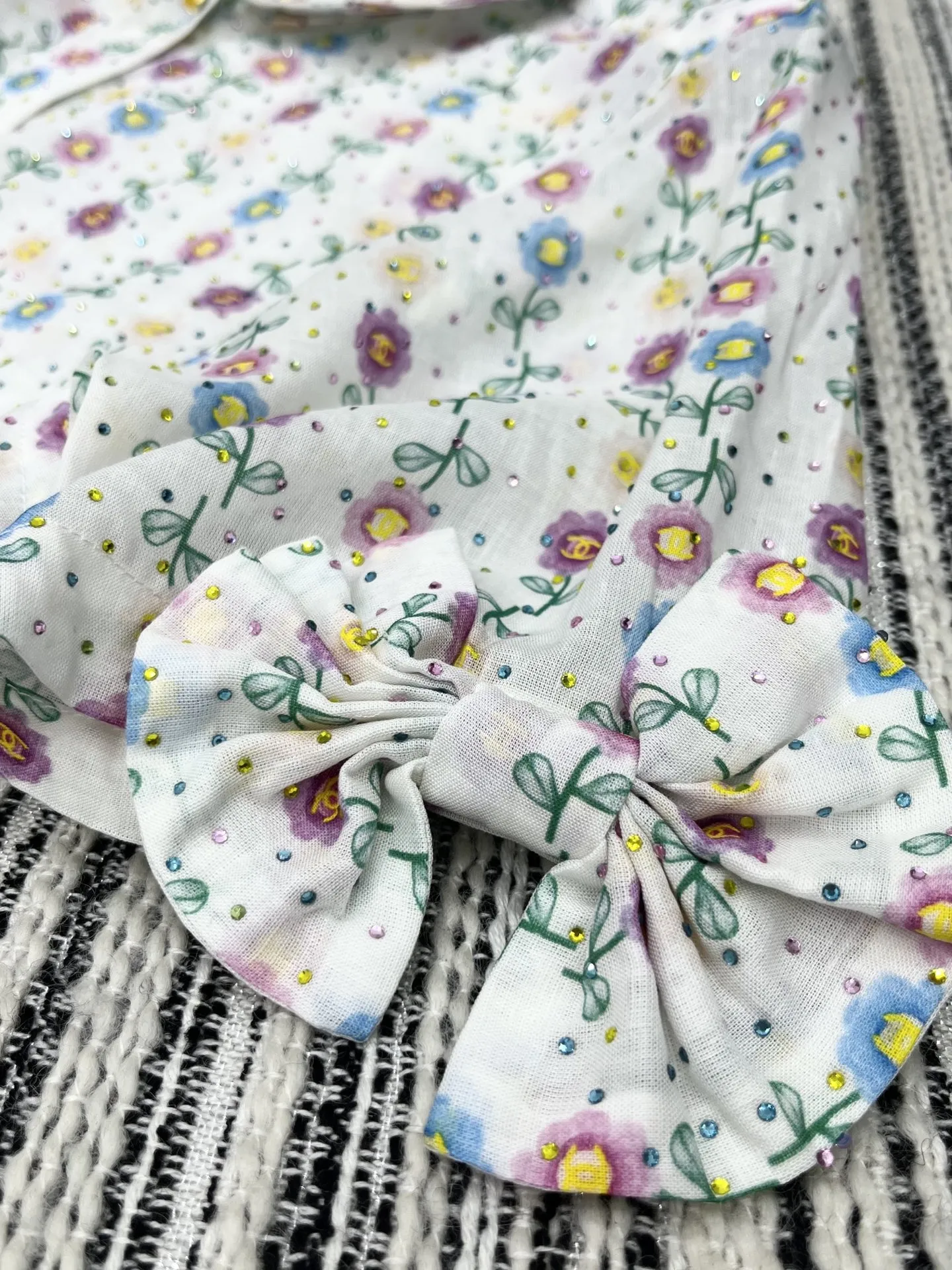 Chan* 25中古シリーズ白い花柄プリント半袖シャツ - 画像 (6)