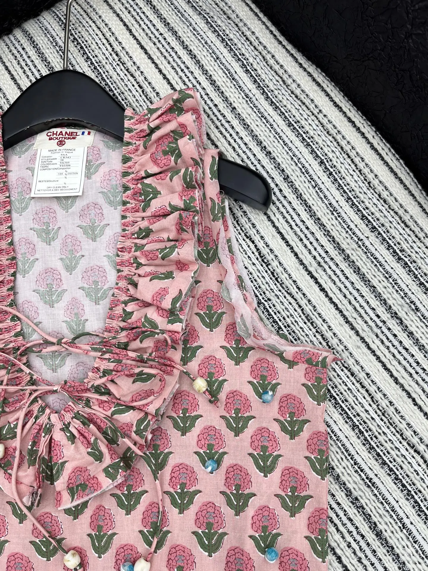 Chan* 25中古シリーズピンク花柄フリルブラウス - 画像 (4)