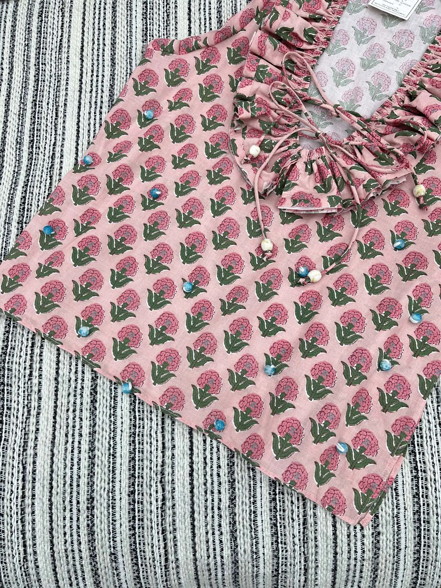 Chan* 25中古シリーズピンク花柄フリルブラウス - 画像 (5)