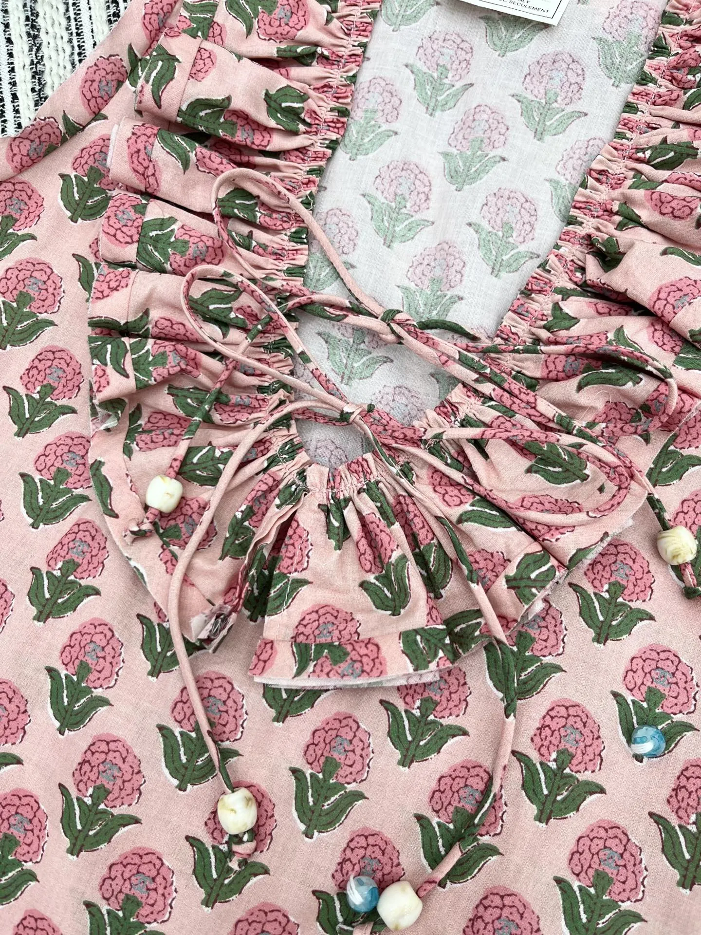 Chan* 25中古シリーズピンク花柄フリルブラウス - 画像 (6)