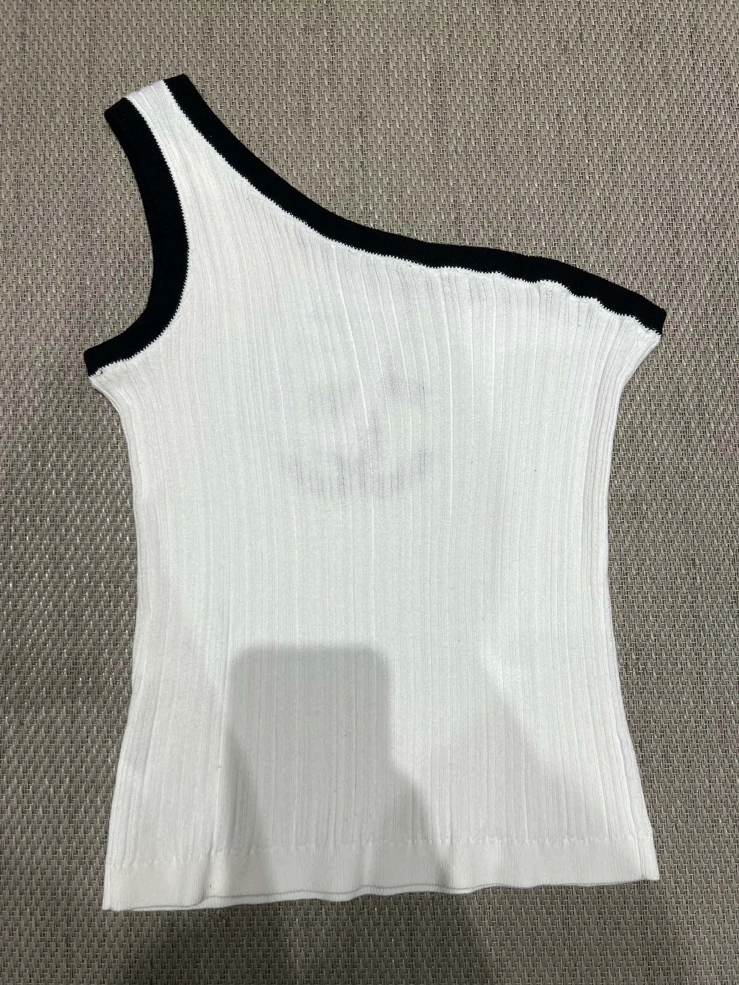 CHANEL新作黒白一字肩編み物ベスト - 画像 (12)