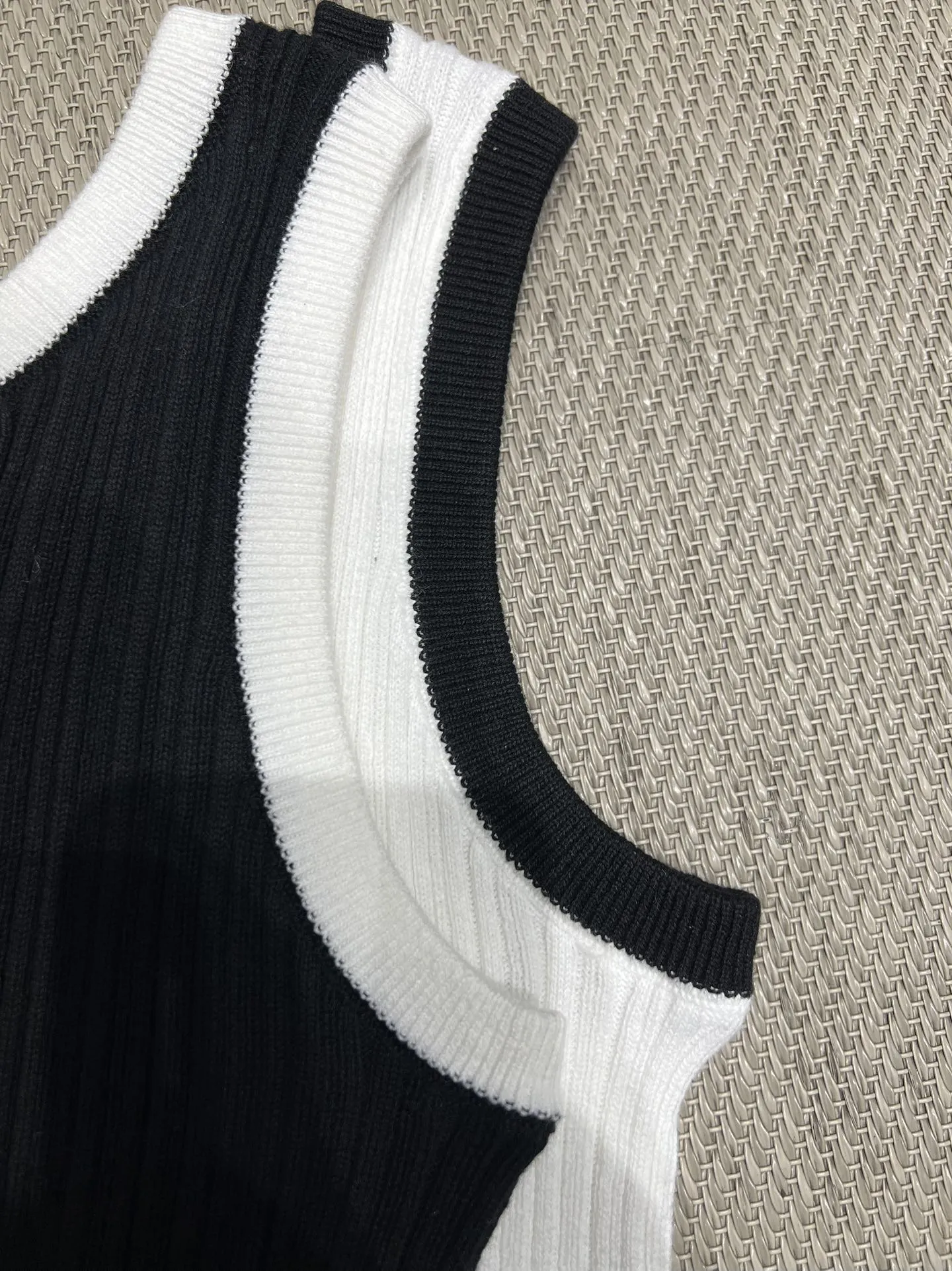 CHANEL新作黒白一字肩編み物ベスト - 画像 (5)