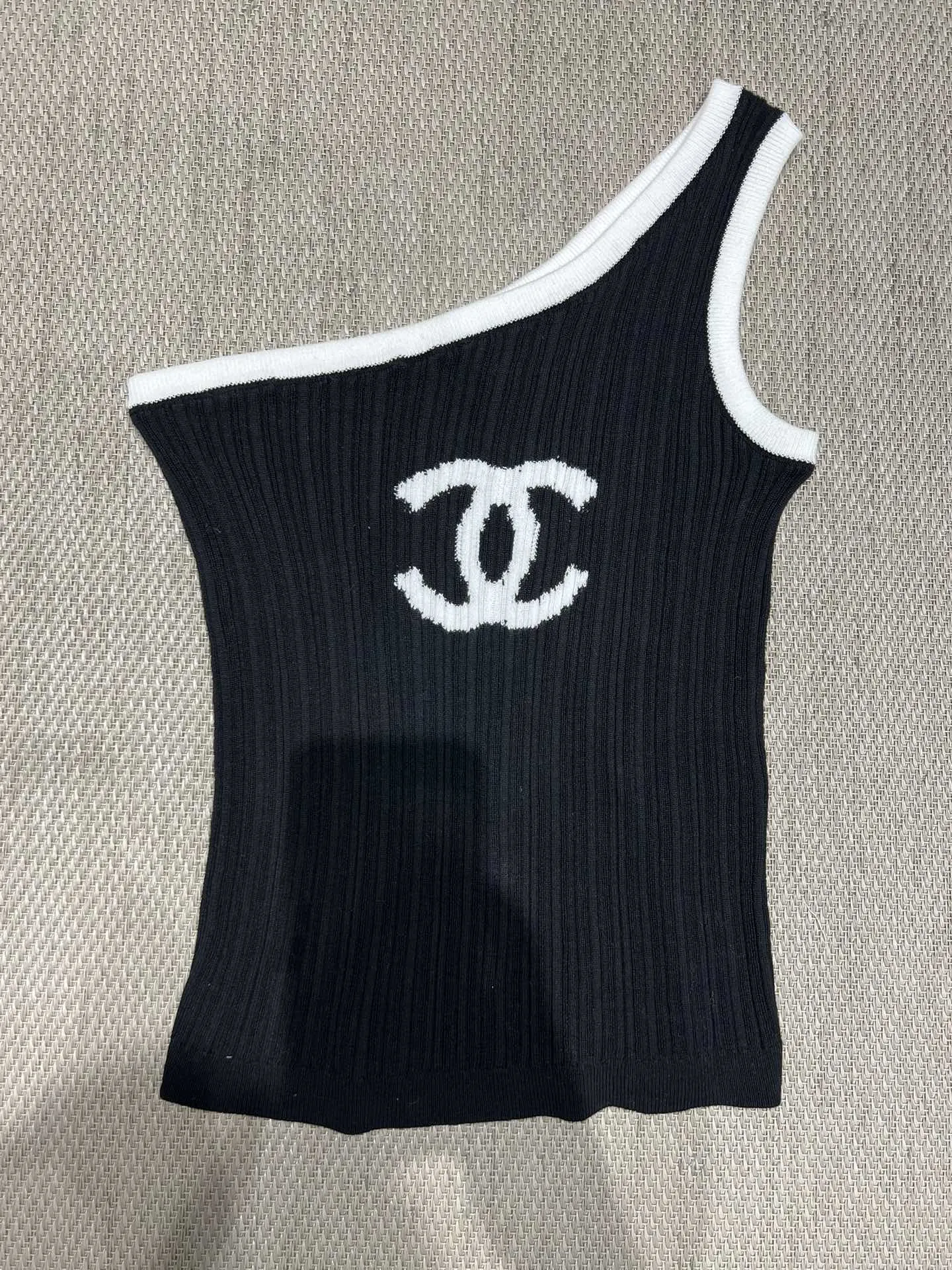 CHANEL新作黒白一字肩編み物ベスト - 画像 (9)