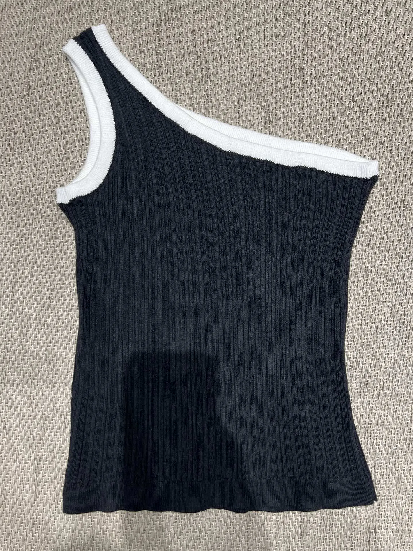 CHANEL新作黒白一字肩編み物ベスト - 画像 (11)