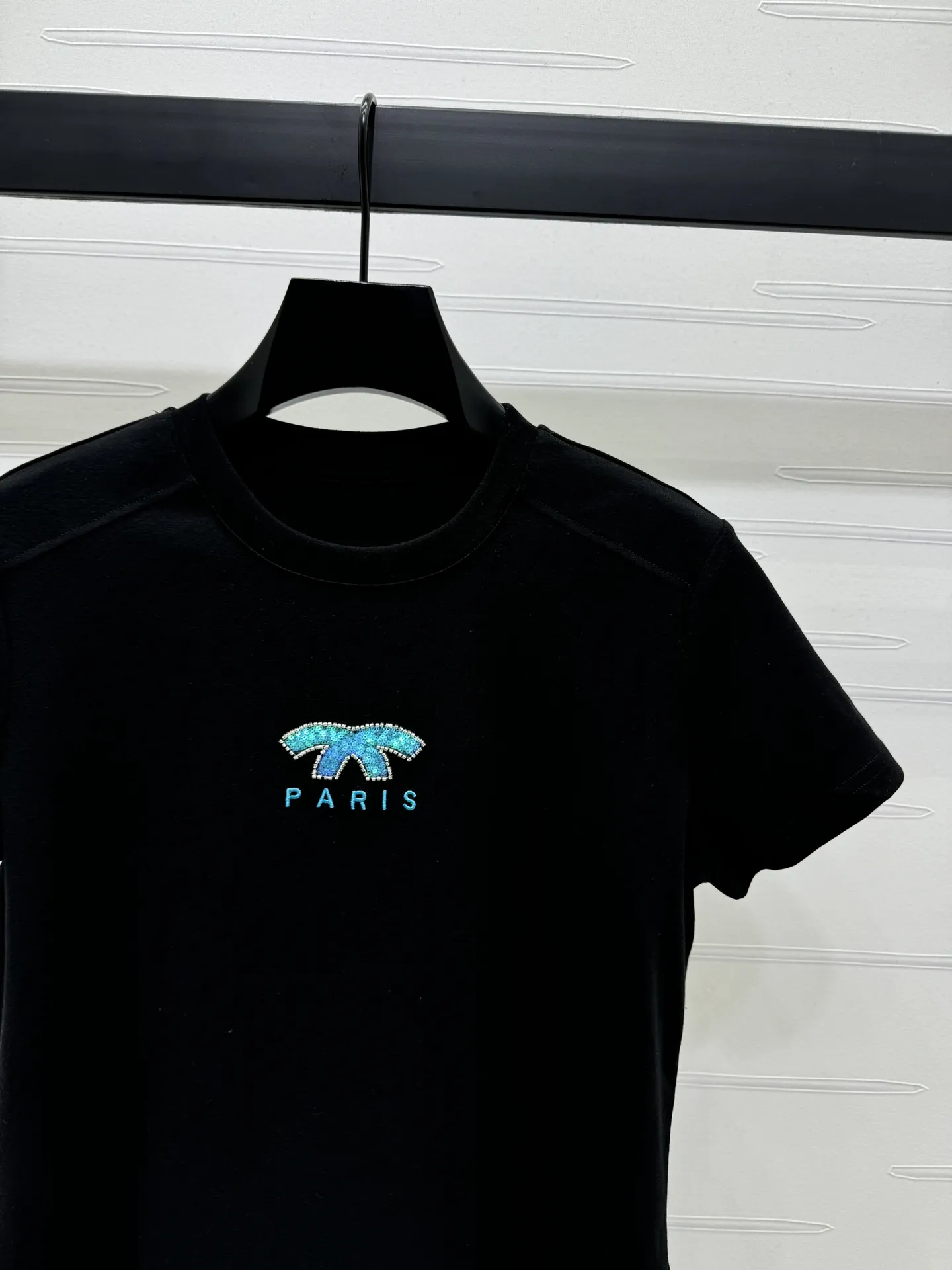 CHANEL新作黒半袖TシャツPARISロゴ - 画像 (3)