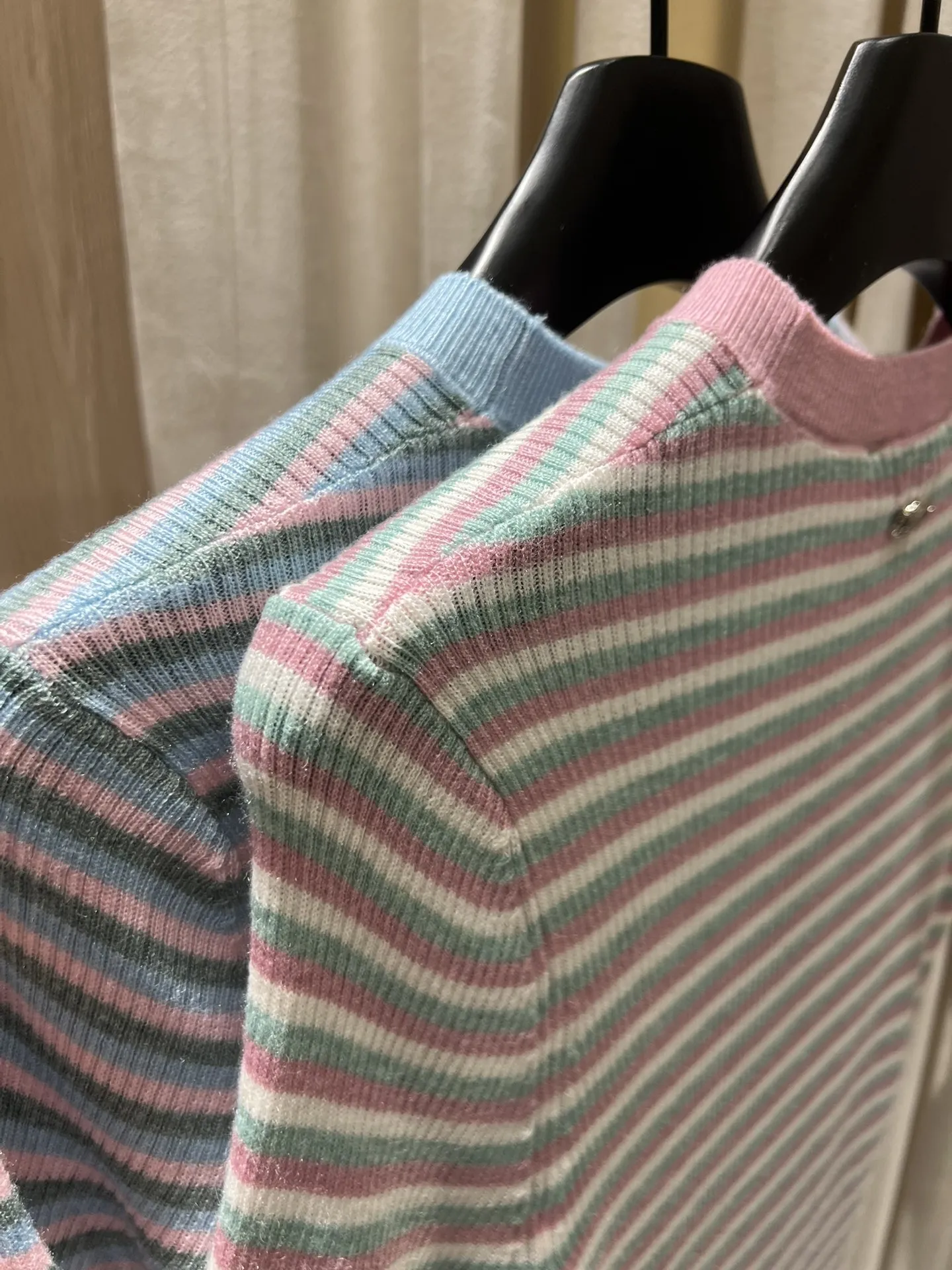 CHANEL ピンクストライプ編み物トップス新作 - 画像 (3)