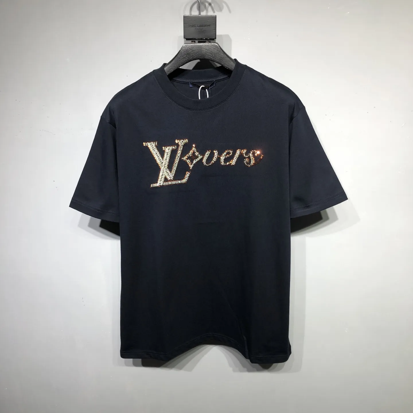 LOUIS VUITTON黒色ロゴ刺繍Tシャツ