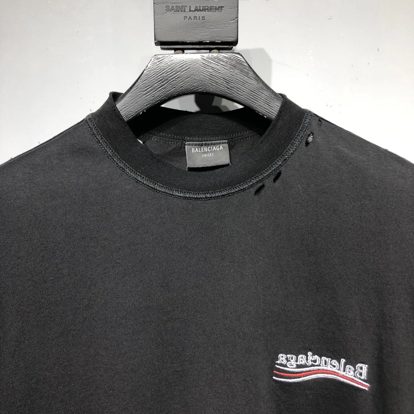 BALENCIAGA ブラックリバースTシャツ 男女兼用 - 画像 (4)