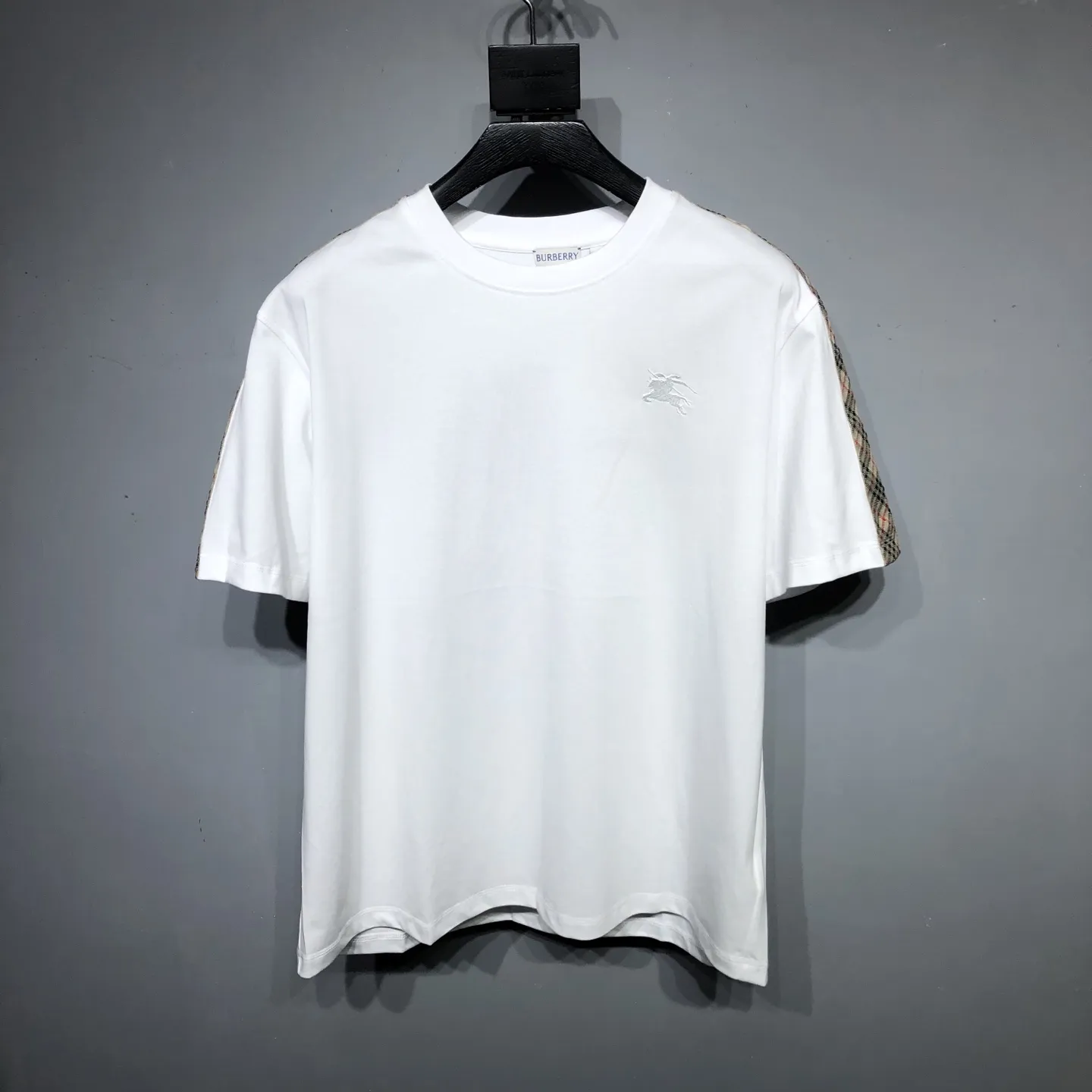 BURBERRY チェック柄のリボンが付いた白いTシャツ