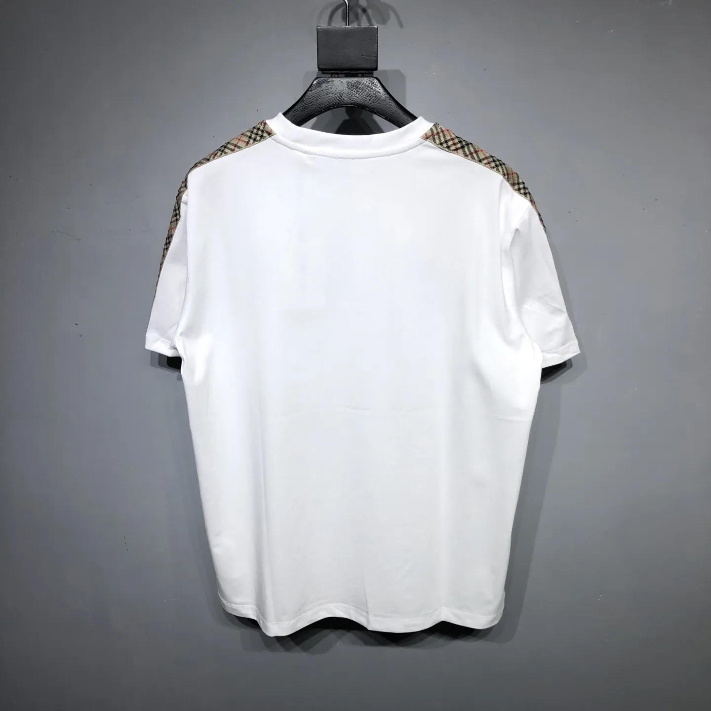 BURBERRY チェック柄のリボンが付いた白いTシャツ - 画像 (3)