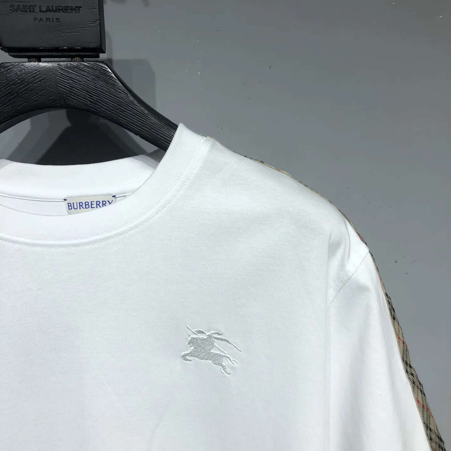 BURBERRY チェック柄のリボンが付いた白いTシャツ - 画像 (4)