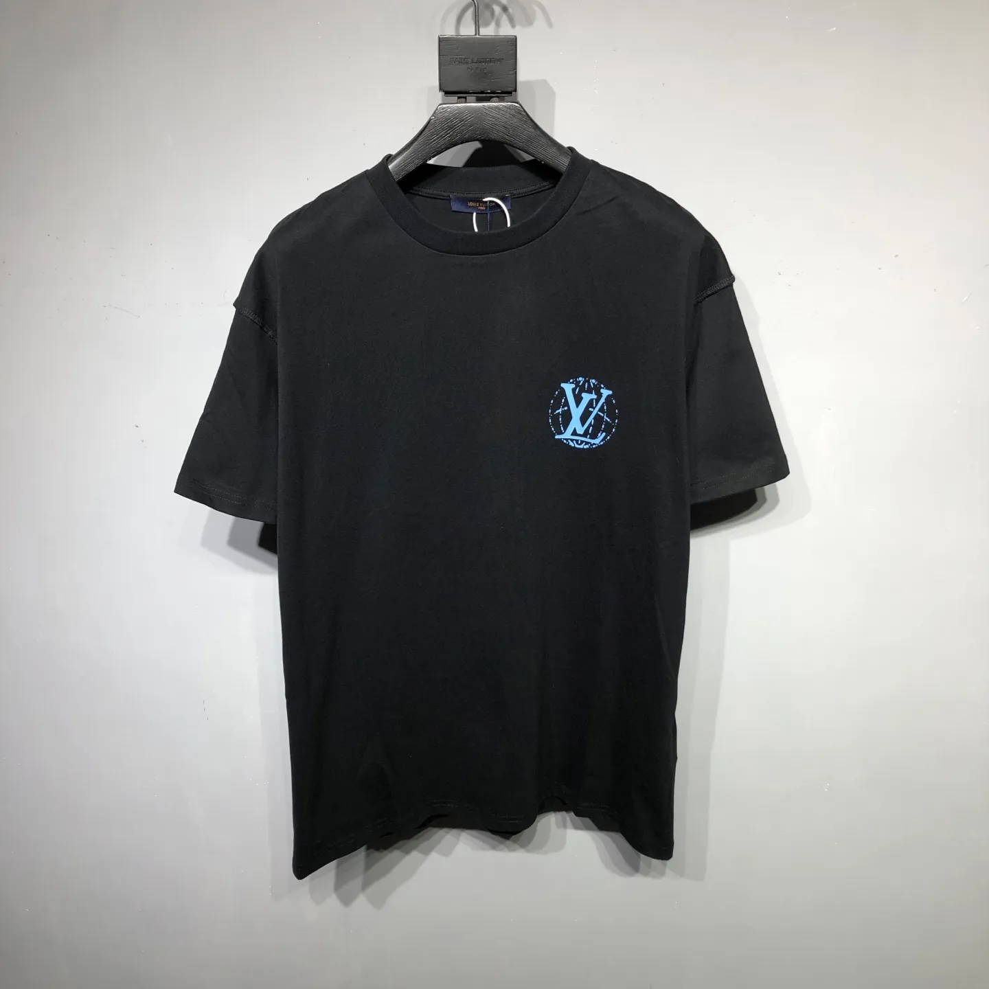 LOUIS VUITTON ブラックTシャツ フィ董デザイン