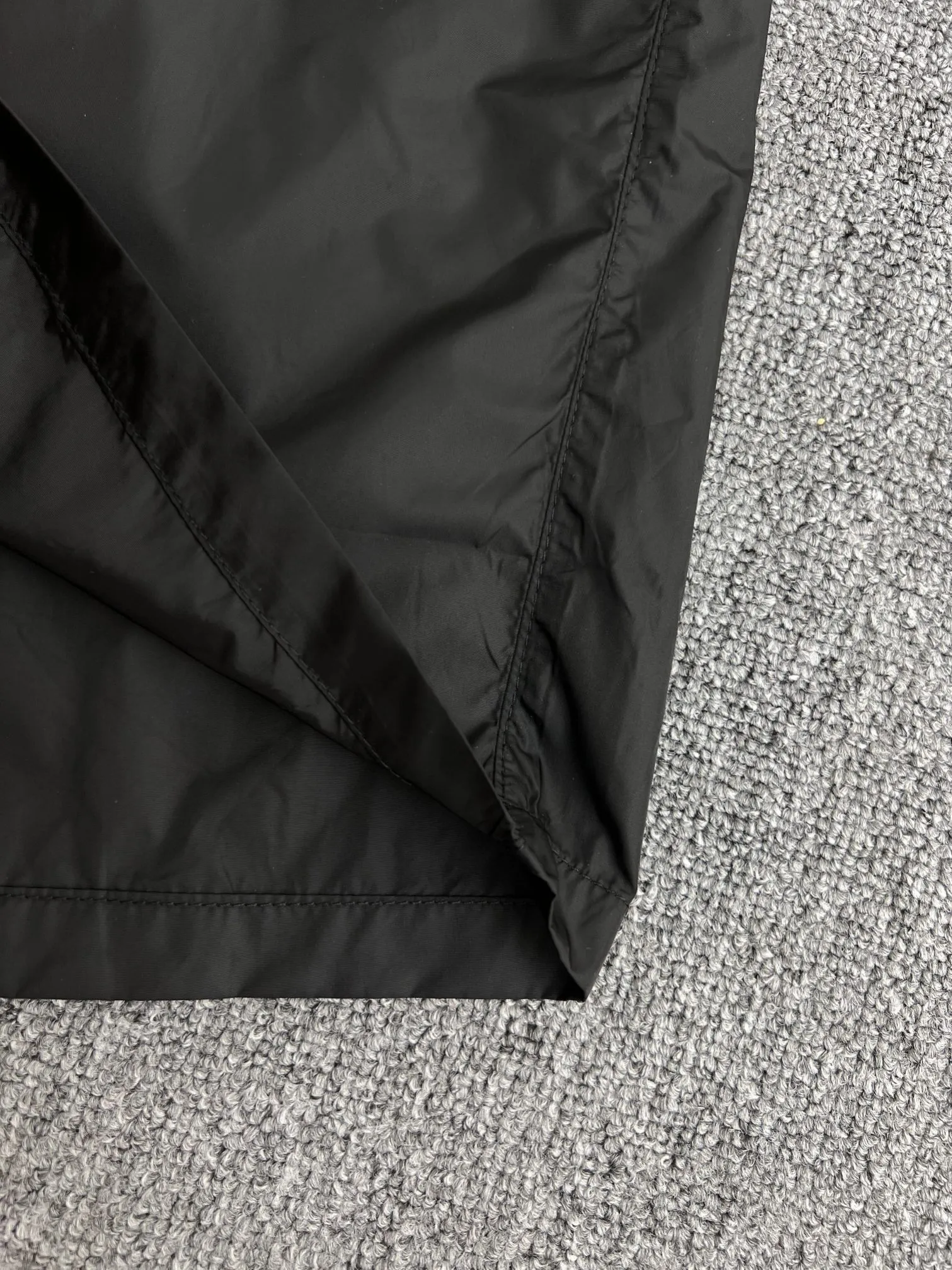 PRADA Re-Nylonビーチショーツ ブラック - 画像 (9)