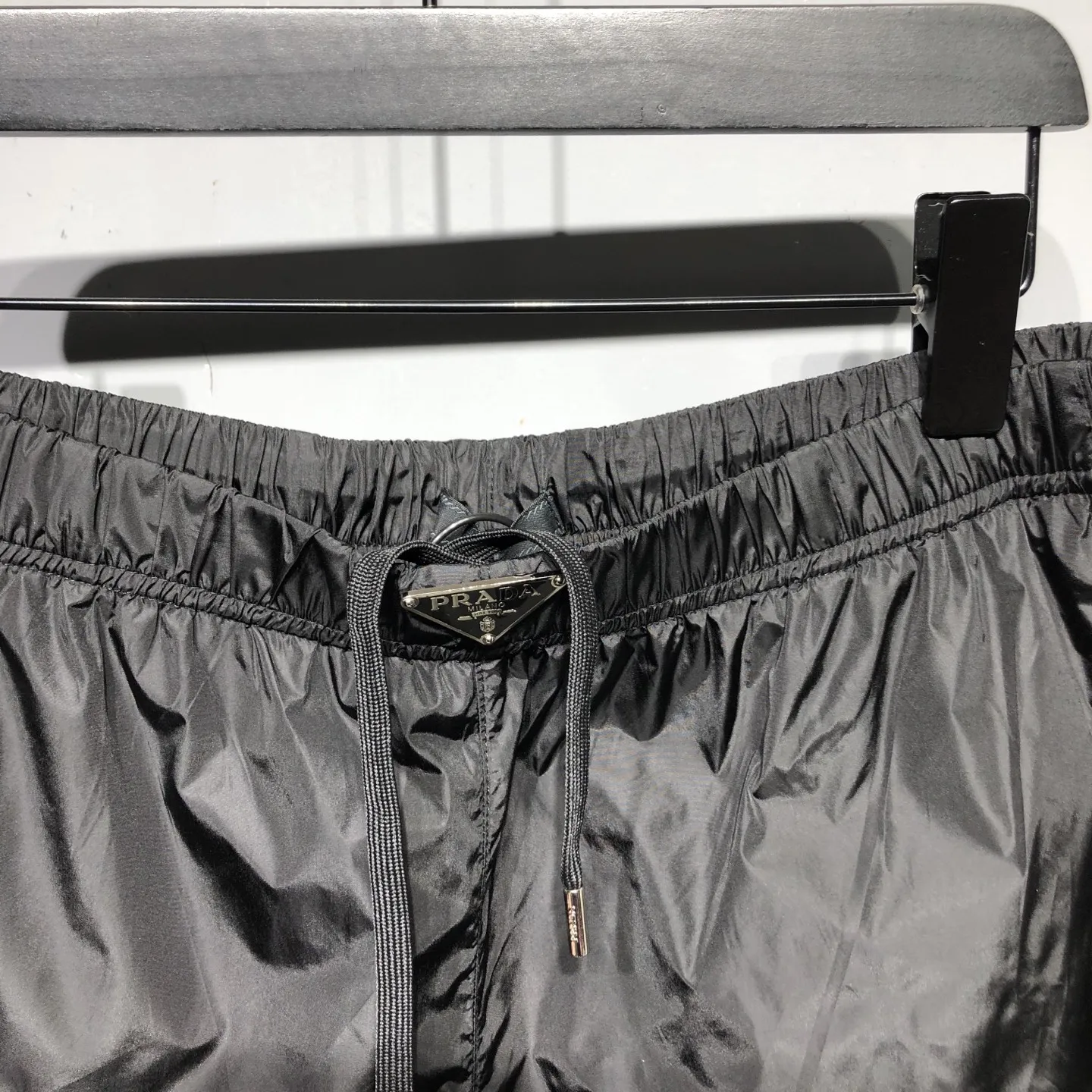 PRADA黒色Re-Nylonビーチショーツ - 画像 (4)
