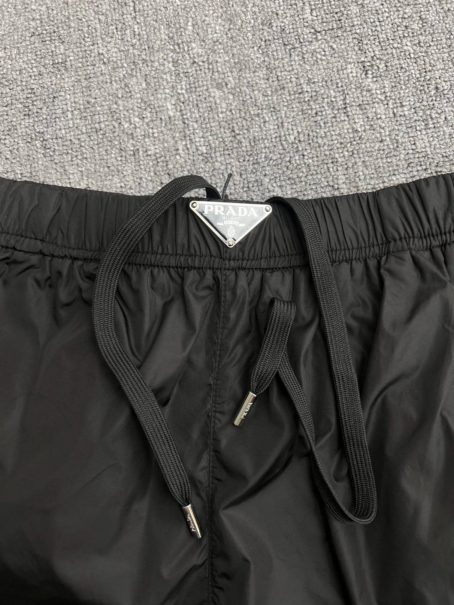 PRADA黒色Re-Nylonビーチショーツ - 画像 (5)