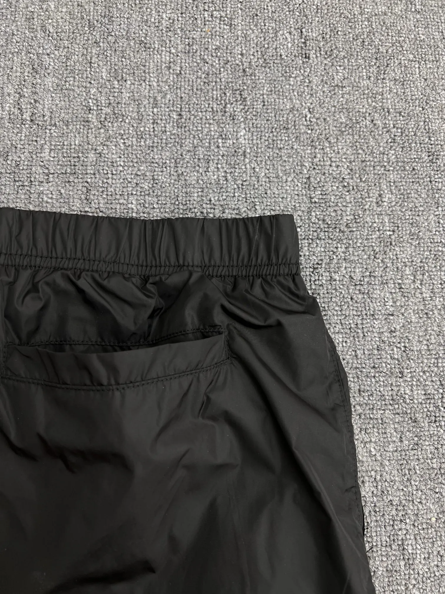 PRADA黒色Re-Nylonビーチショーツ - 画像 (6)