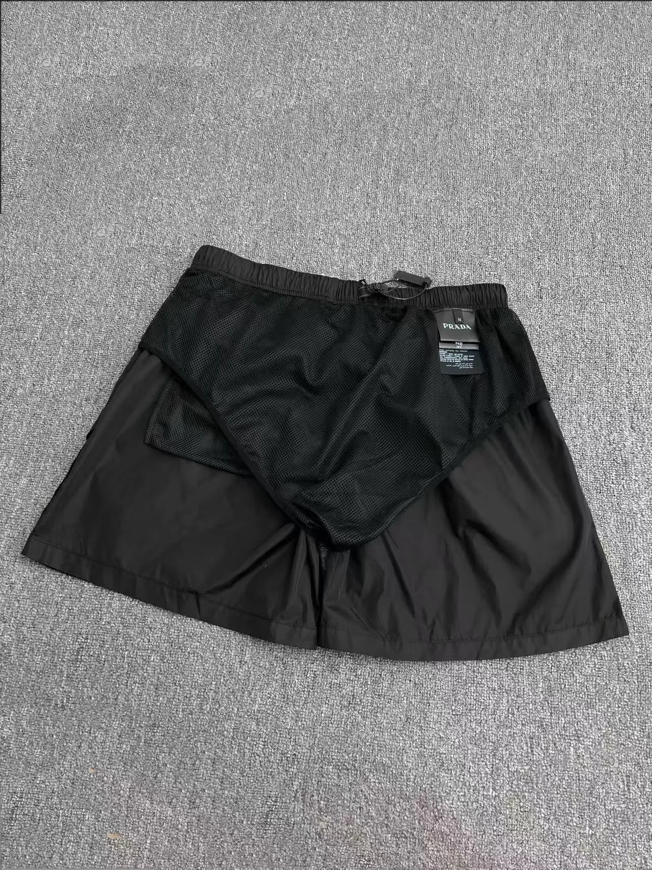 PRADA黒色Re-Nylonビーチショーツ - 画像 (8)